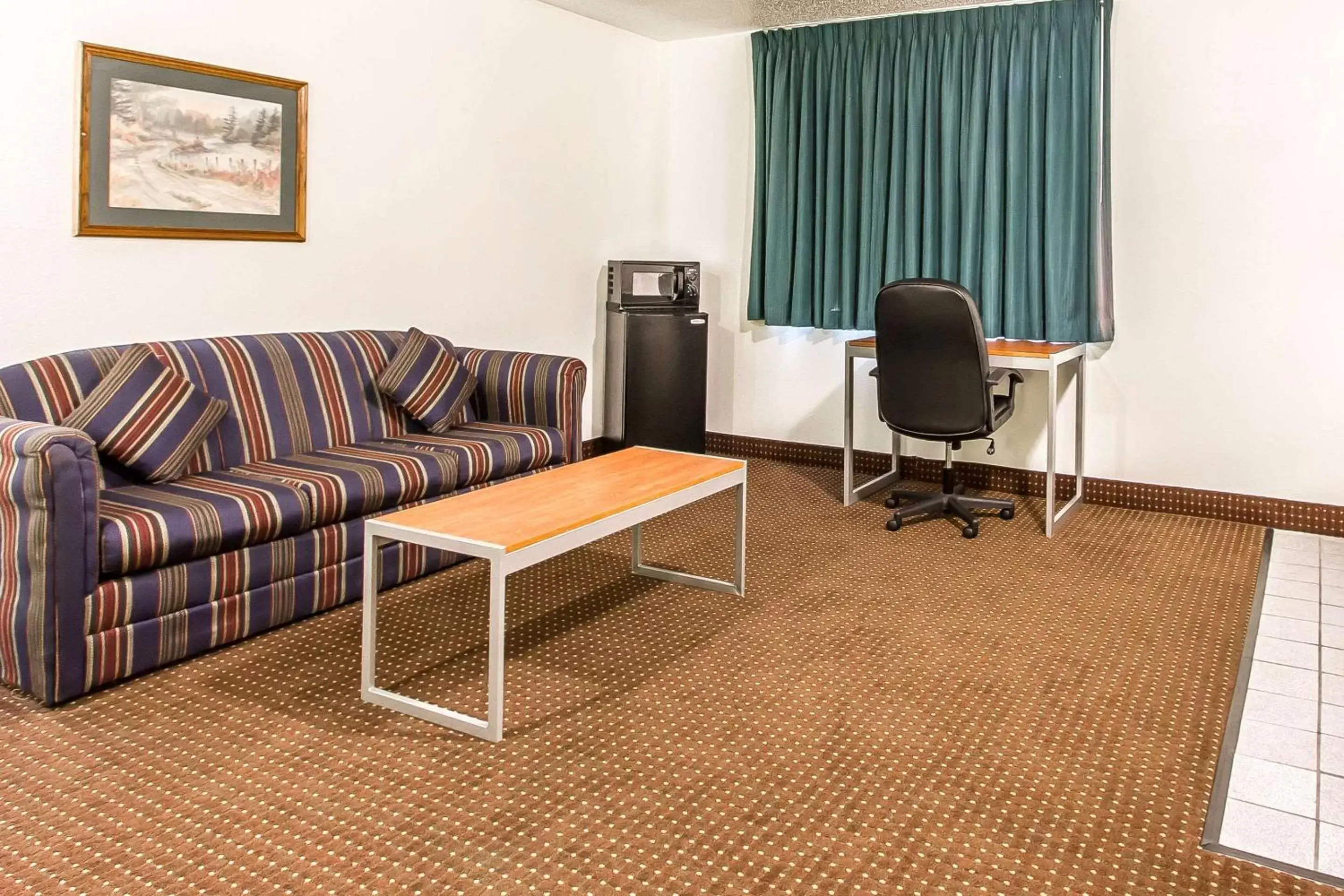 Photo of the whole room, Seating Area in Econo Lodge Inn & Suites