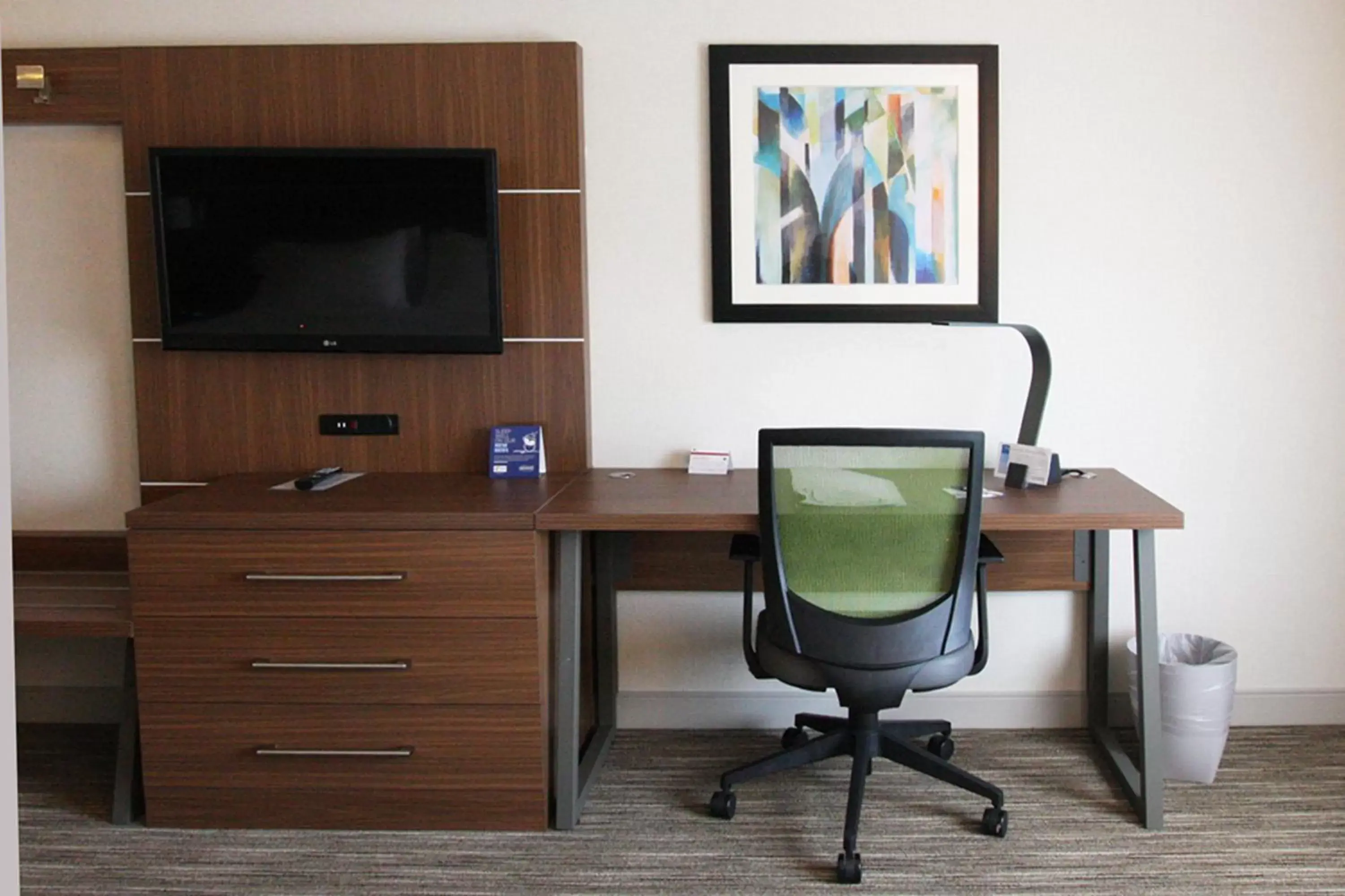 Photo of the whole room, TV/Entertainment Center in Holiday Inn Express Branford-New Haven, an IHG Hotel