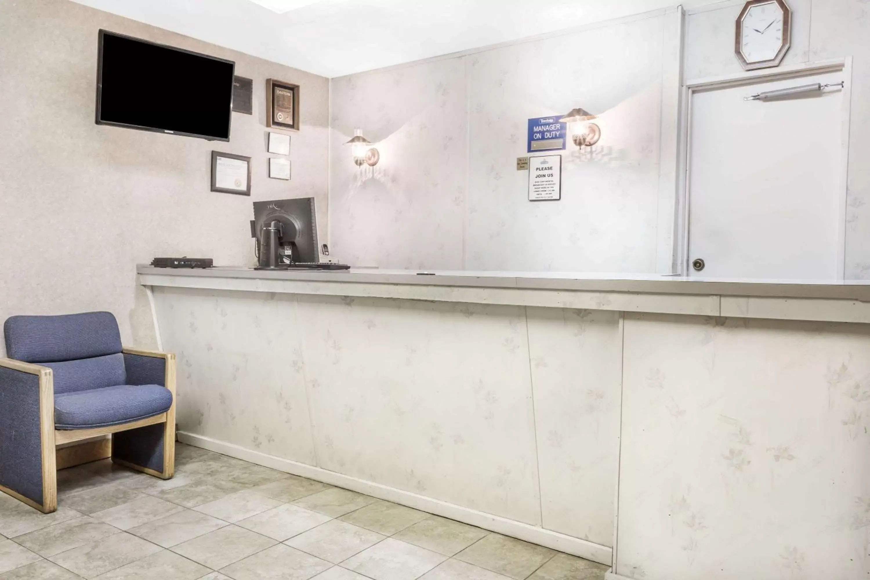 Lobby or reception in Travelodge by Wyndham La Grande Lobby or reception in Travelodge by Wyndham La Grande