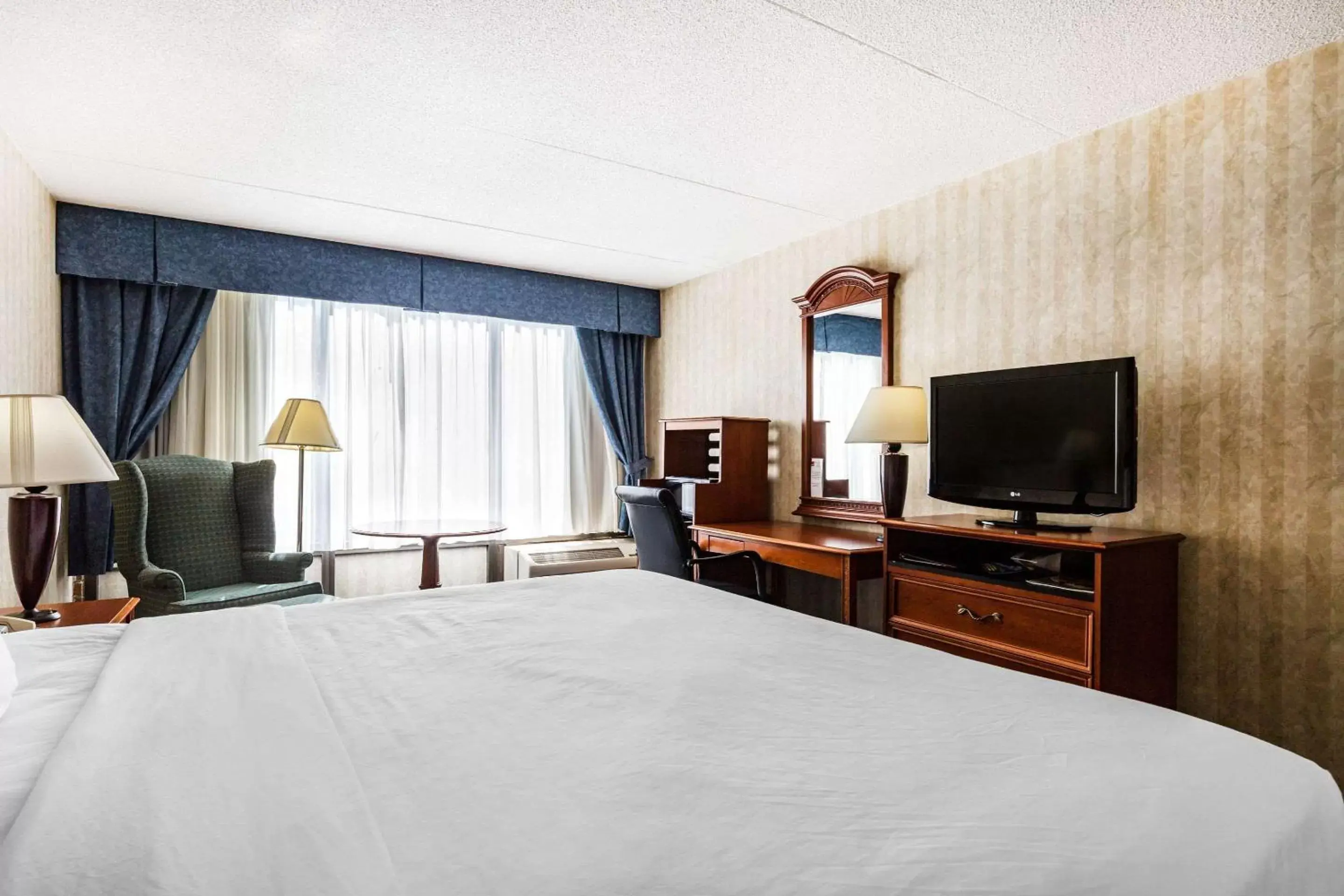 Photo of the whole room, Bed in Clarion Hotel Williamsburg I-64