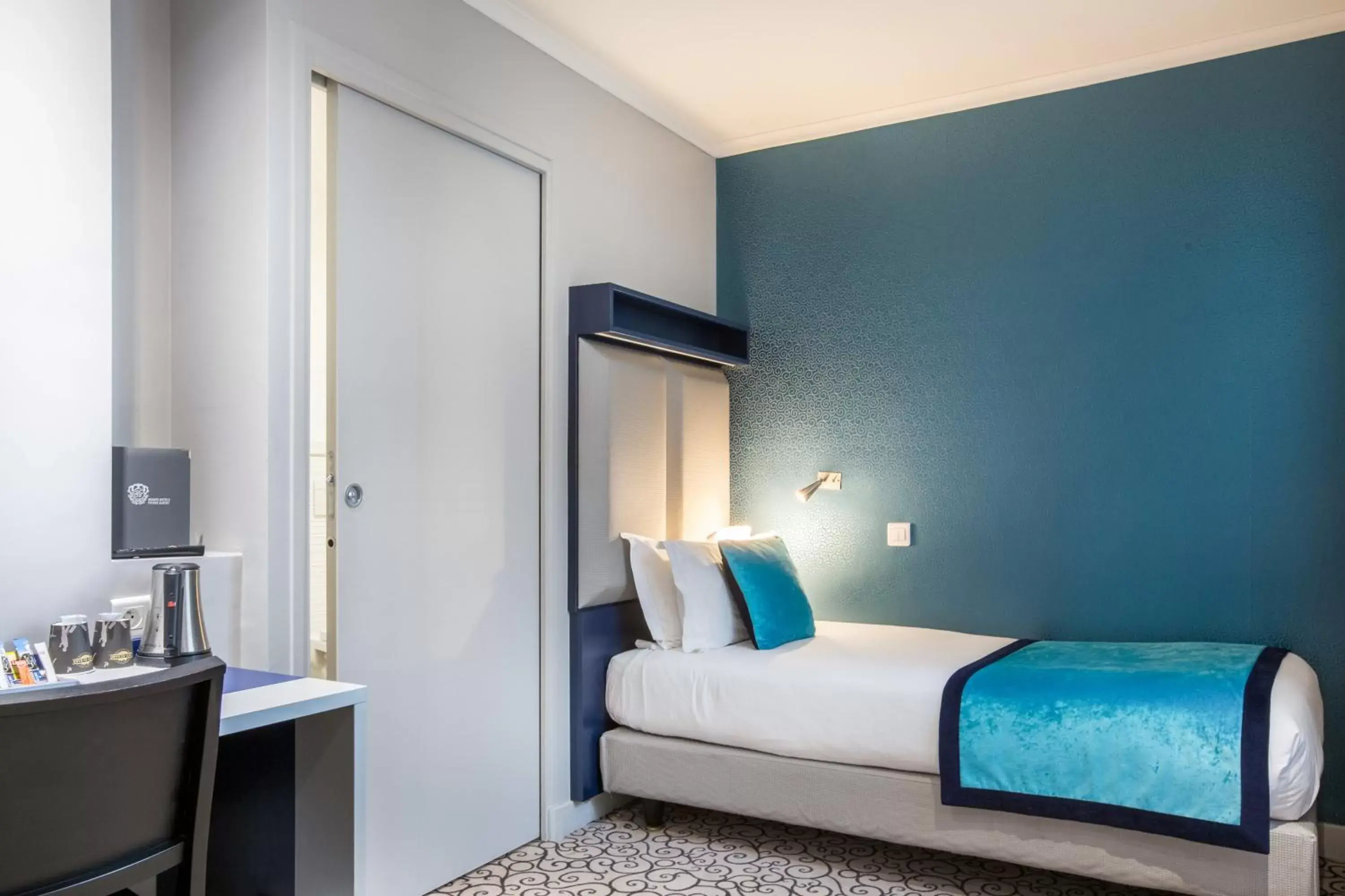 Photo of the whole room, Bed in Prince Albert Montmartre Photo of the whole room, Bed in Prince Albert Montmartre