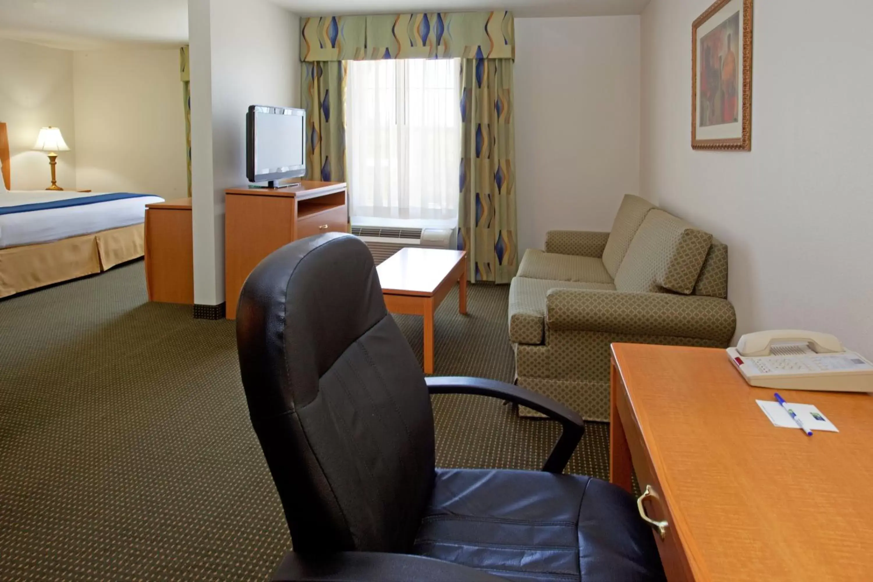 Photo of the whole room, Seating Area in Holiday Inn Express Hotel & Suites Columbus, an IHG Hotel