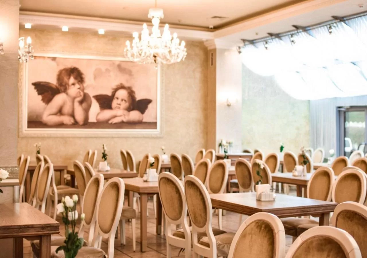 Restaurant/places to eat in Nadiya Hotel