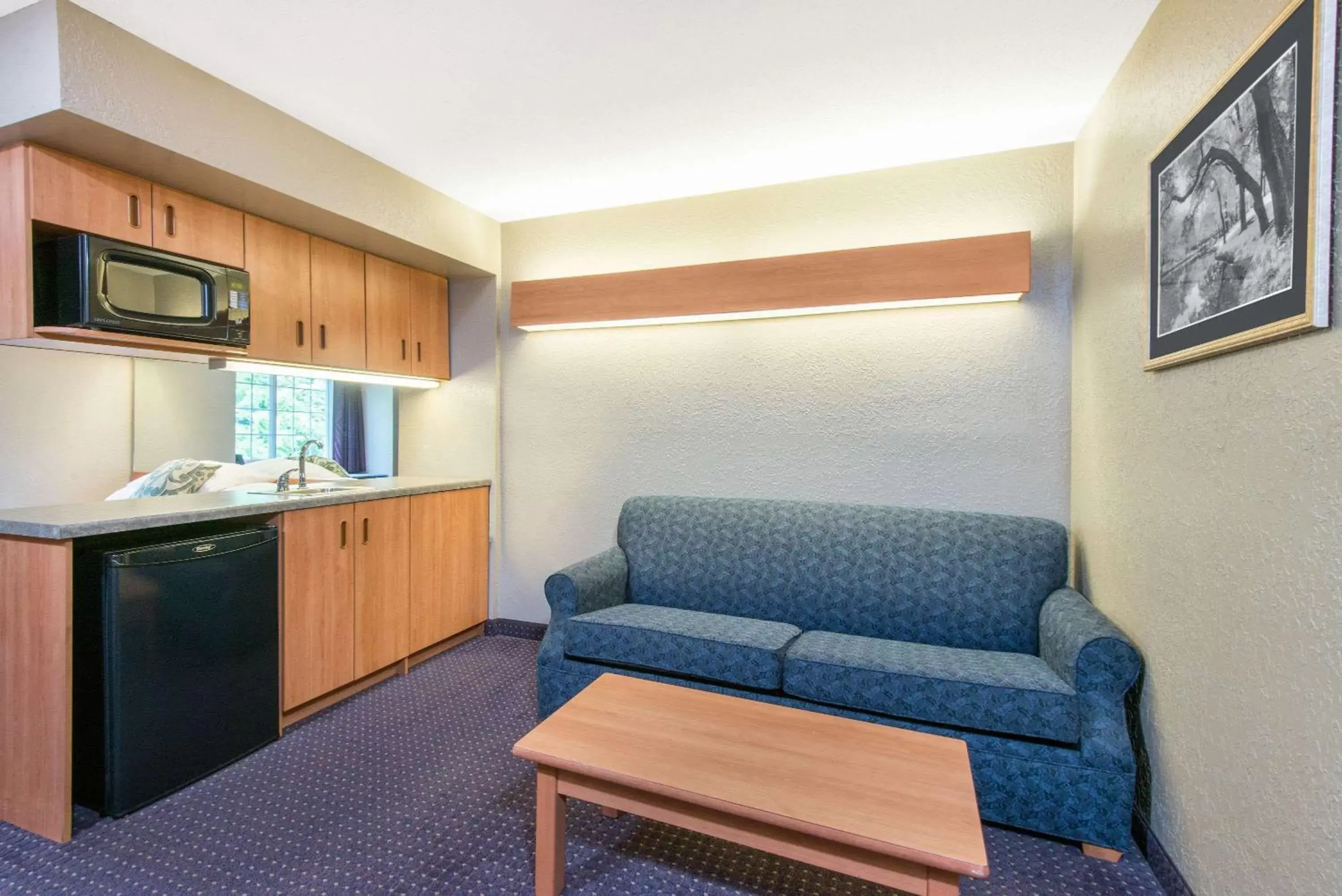 Photo of the whole room, Seating Area in Microtel Inn & Suites by Wyndham Hazelton/Bruceton Mills