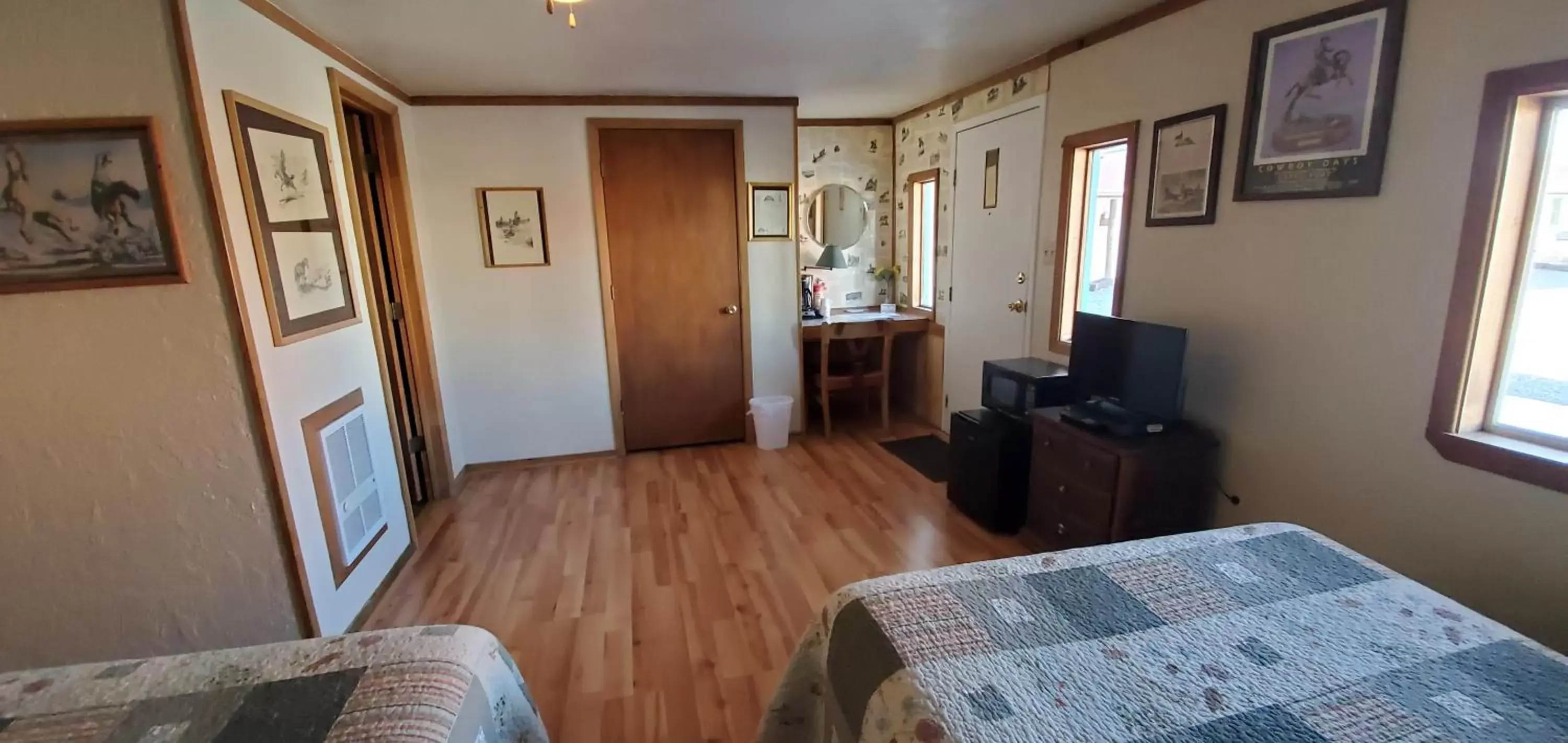 Seating area, TV/Entertainment Center in Hikers Cimarron Inn & RV Park