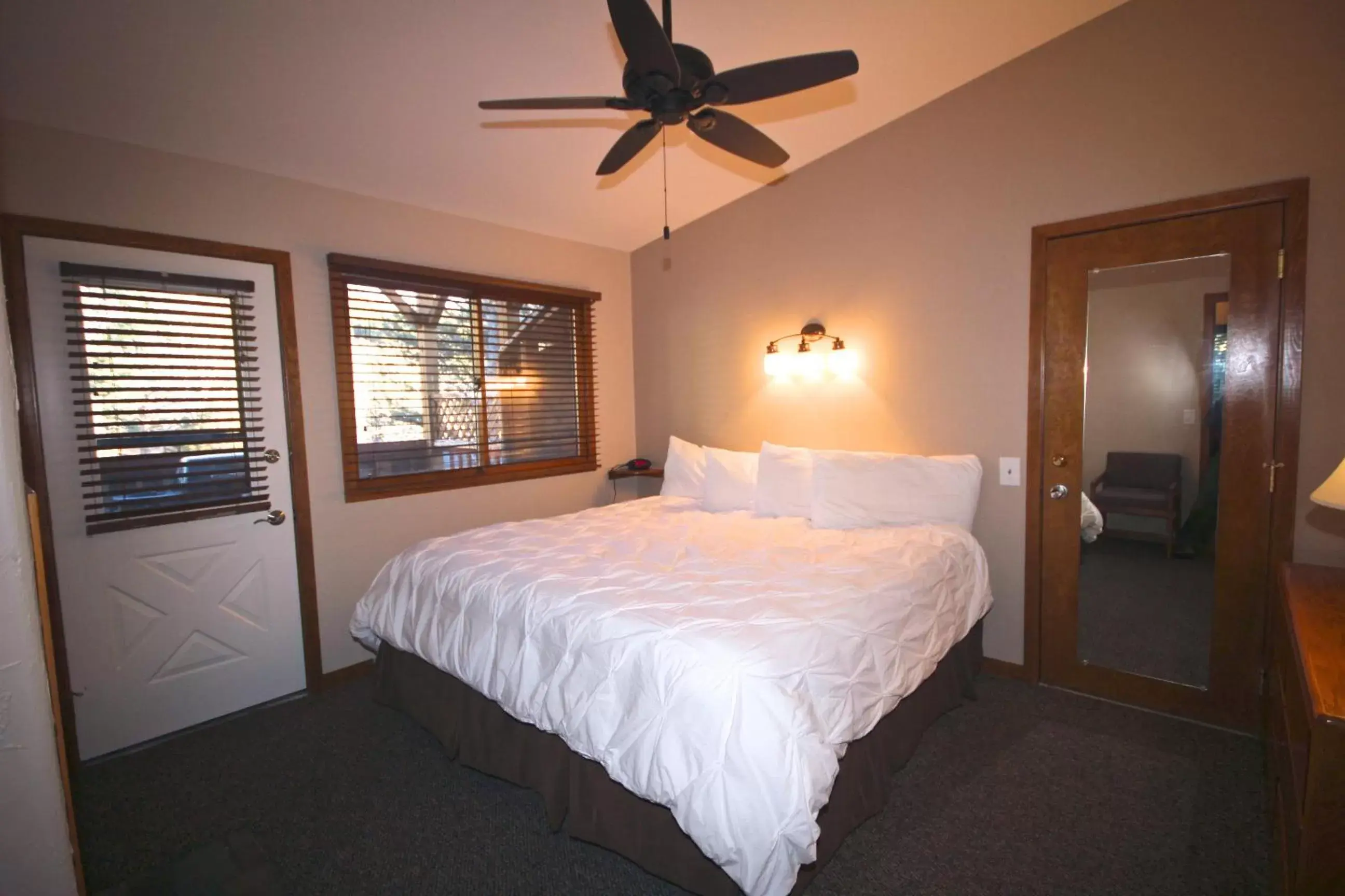 Bedroom, Bed in Streamside on Fall River