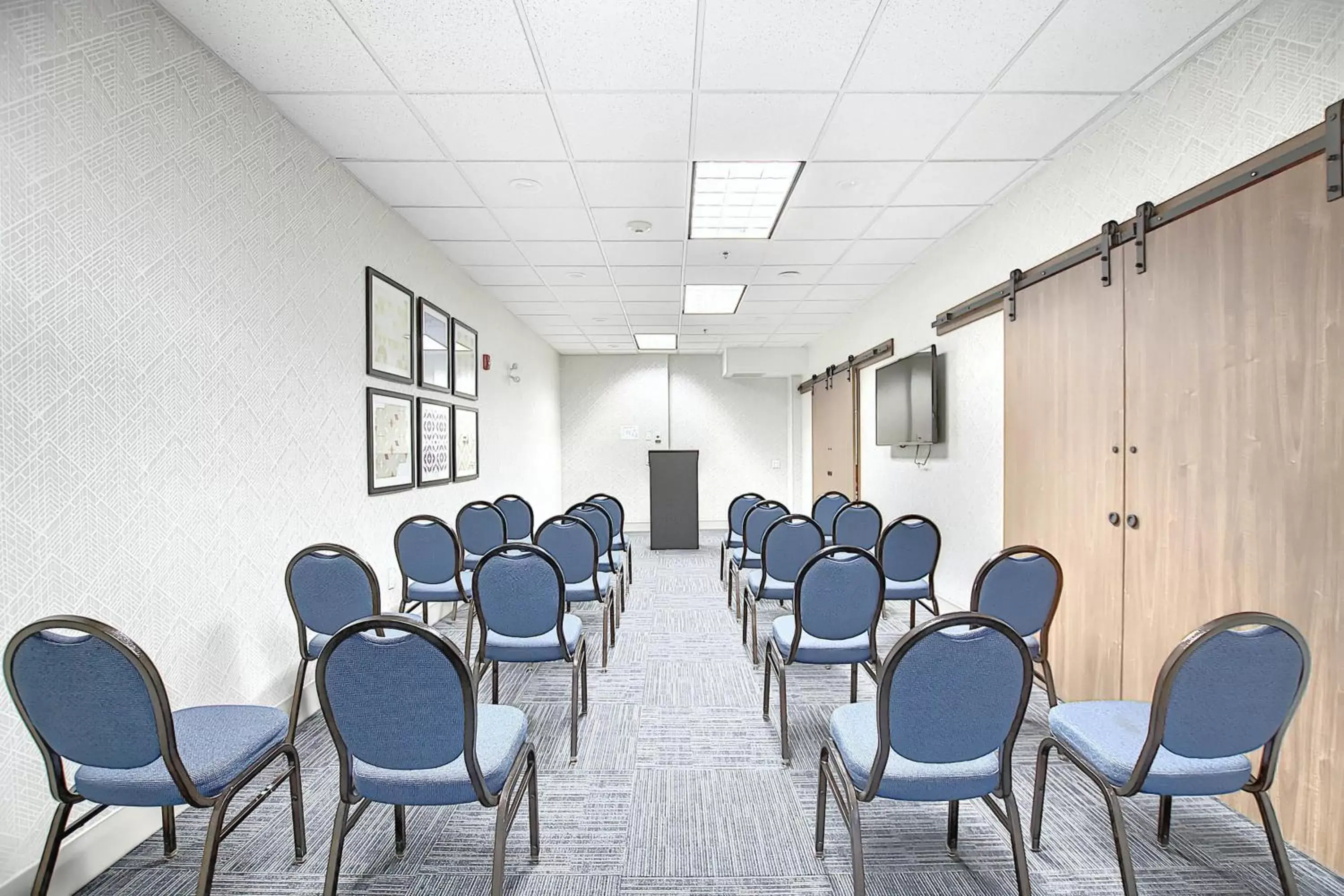 Meeting/conference room in Holiday Inn Express Airport Calgary, an IHG Hotel