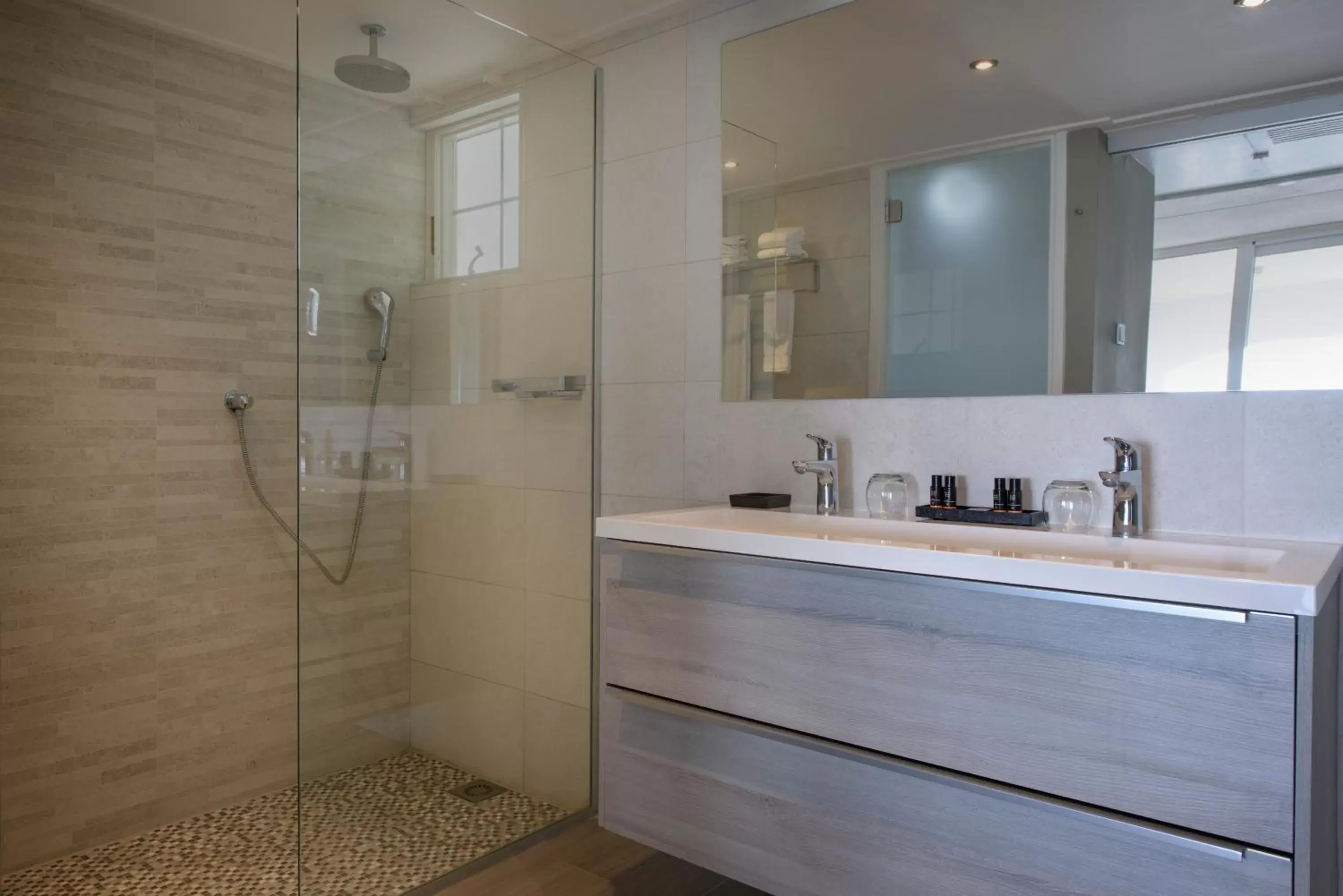 Shower, Bathroom in Curacao Avila Beach Hotel