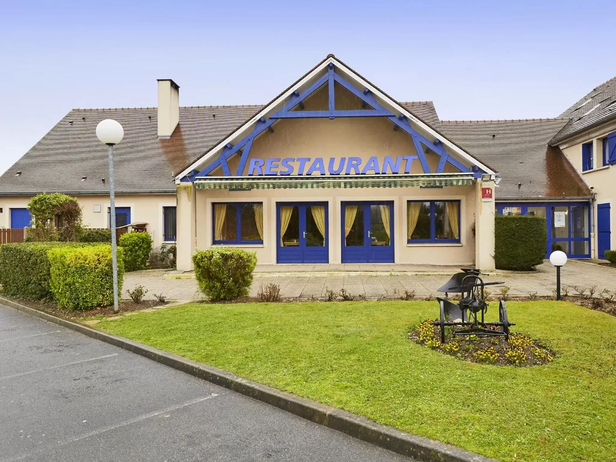 Facade/entrance in Comfort Hotel Etampes Facade/entrance in Comfort Hotel Etampes