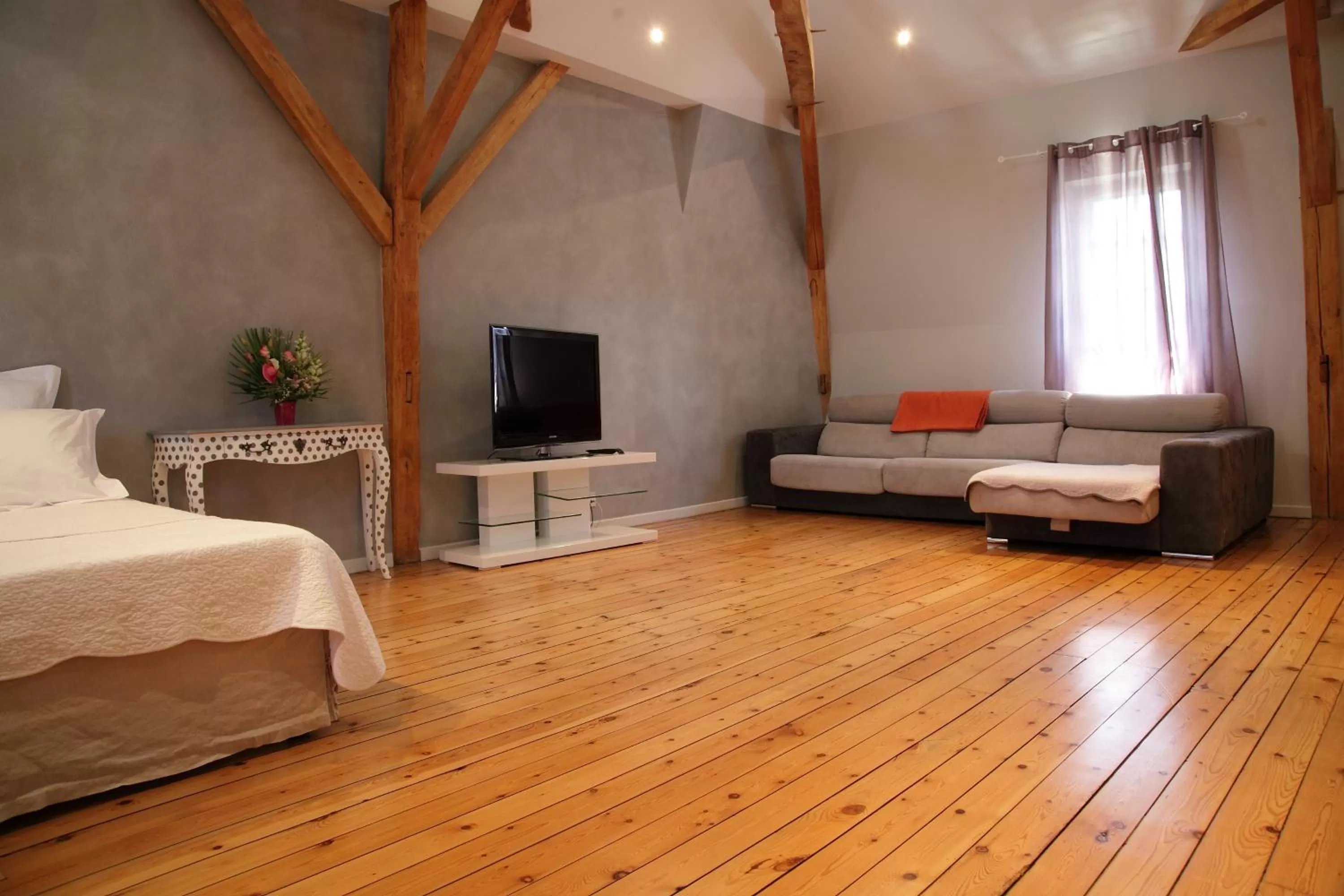 TV and multimedia, Bed in A la Fleur de Lys