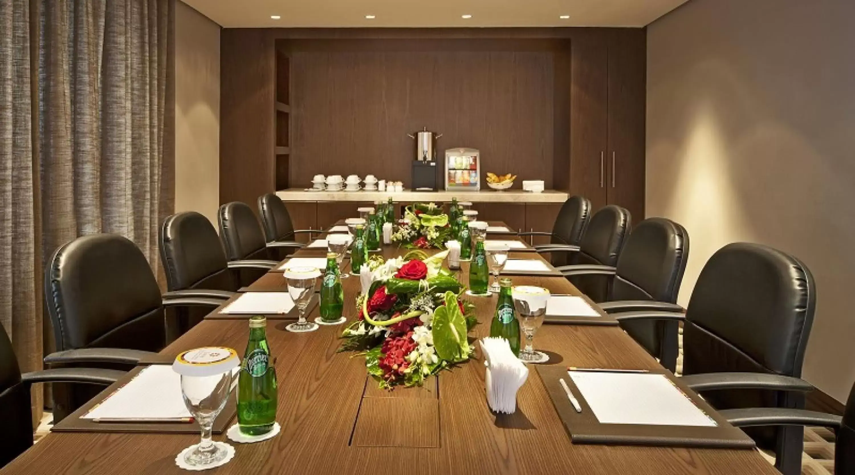 Meeting/conference room, Restaurant/Places to Eat in Oaks Liwa Executive Suites