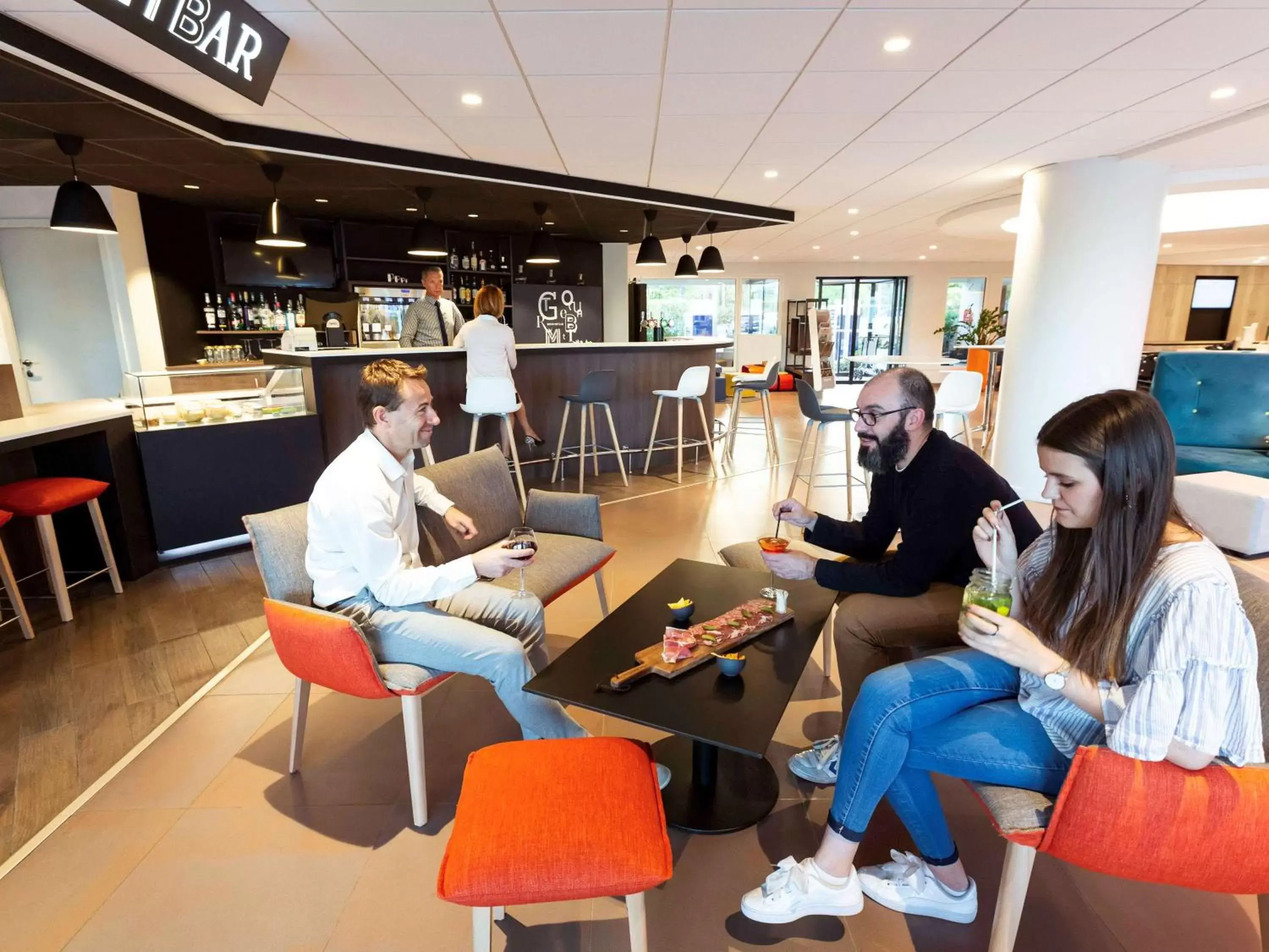 Lounge or bar in Novotel Limoges Le Lac