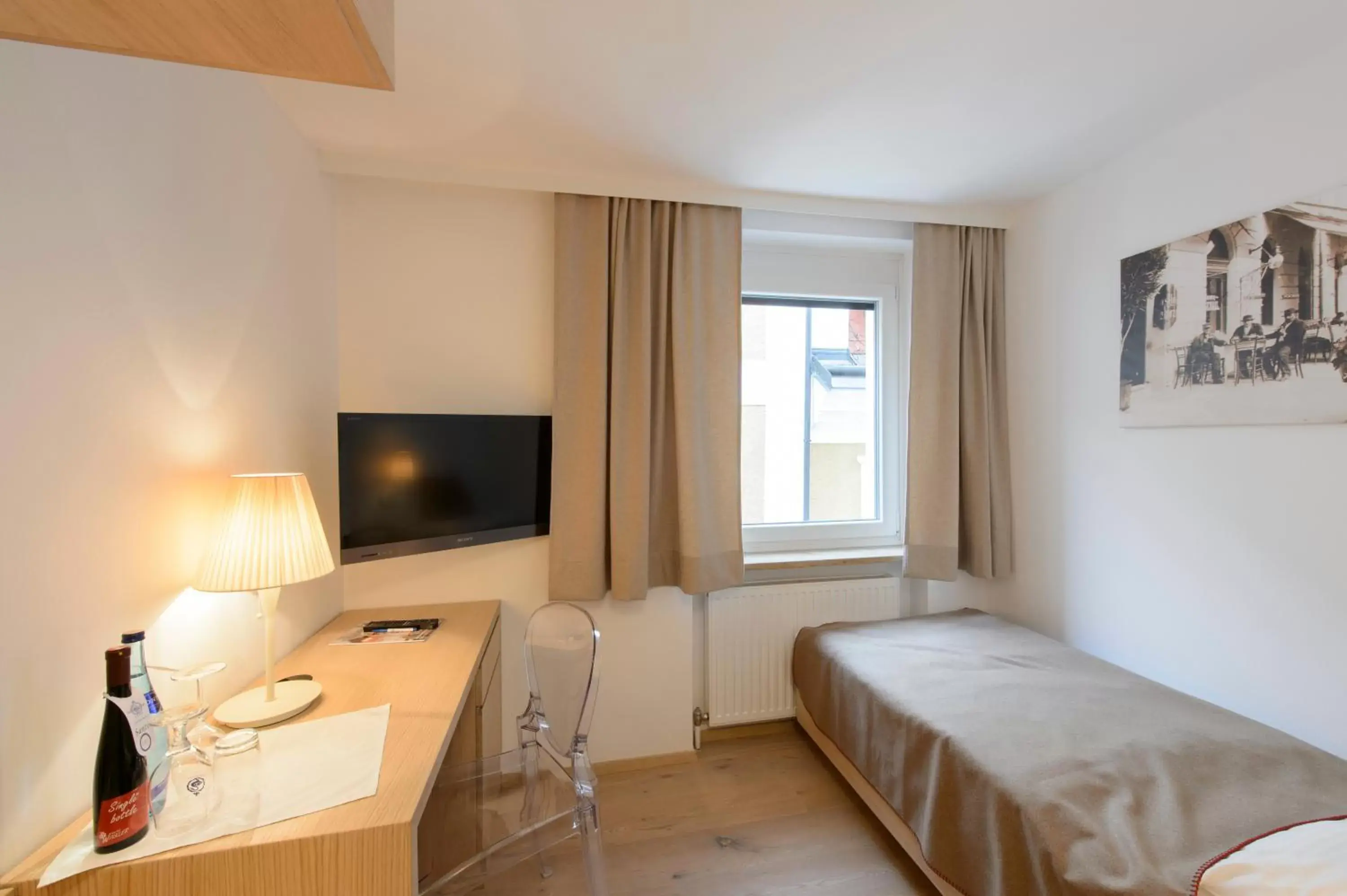 Bed, TV/Entertainment Center in Seehotel Schwan