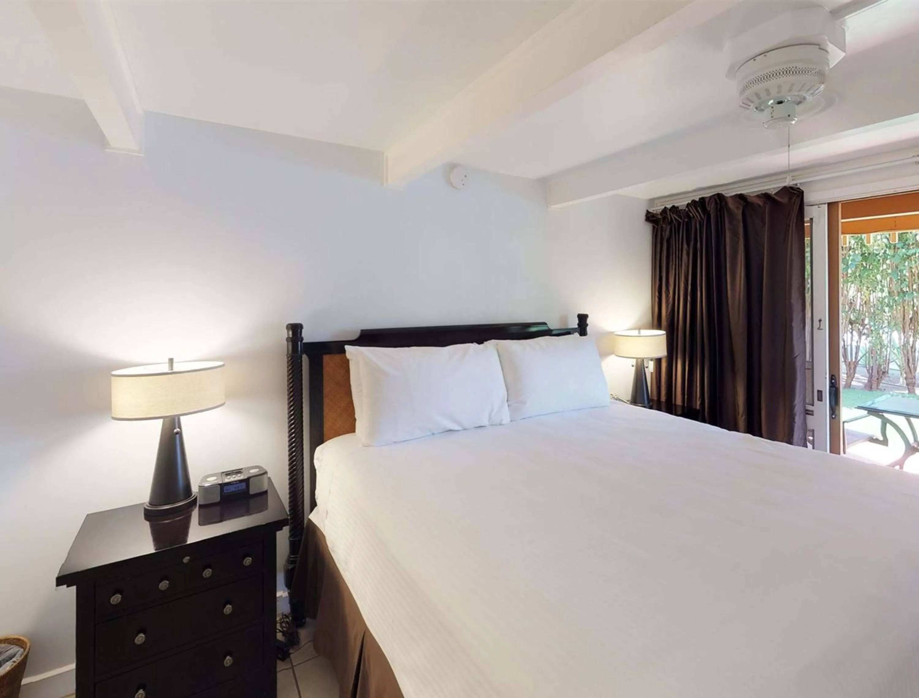 Bed in Hotel Moloka'i