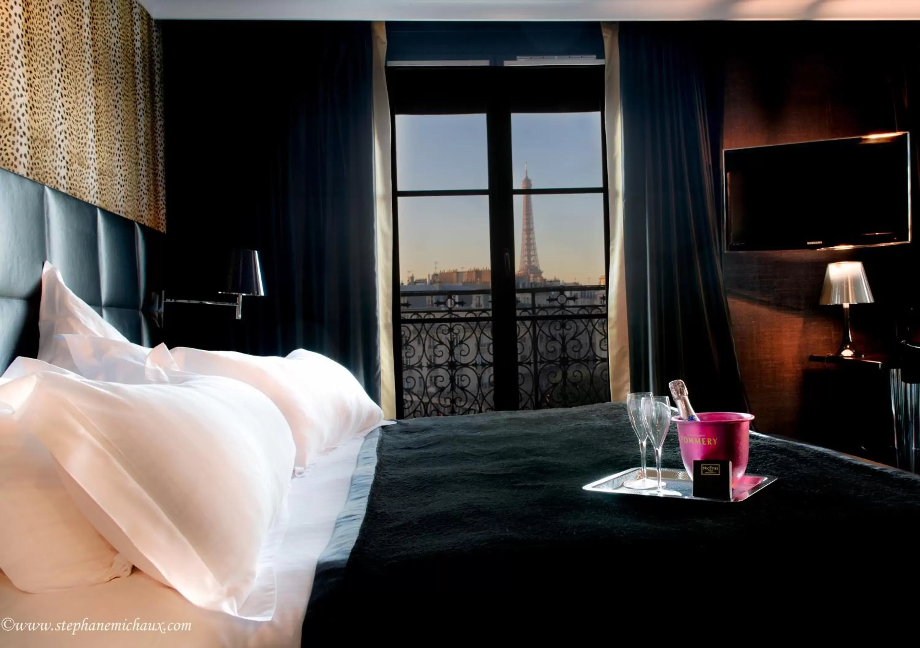 View (from property/room), Bed in First Hotel Paris Tour Eiffel