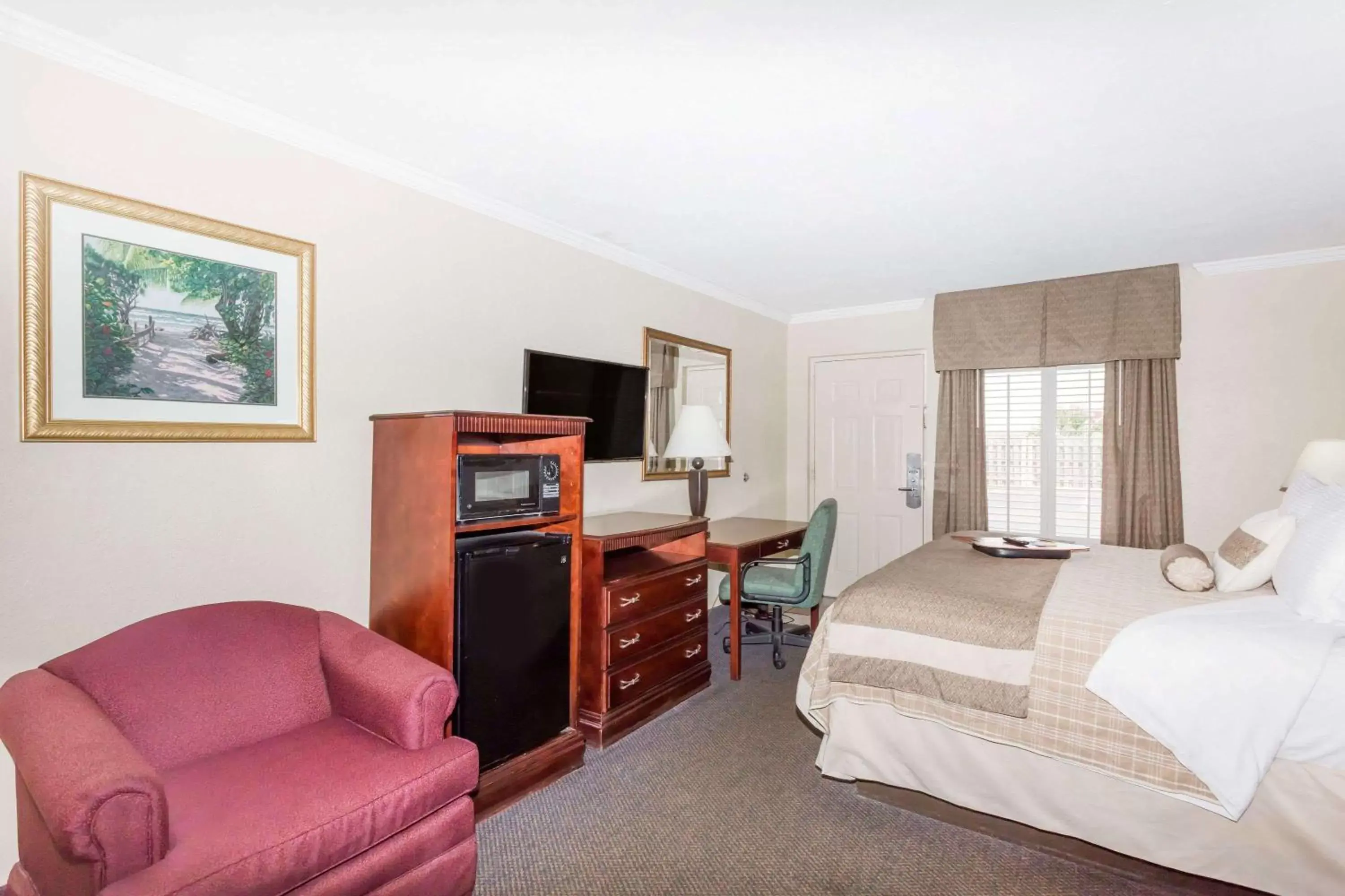 Photo of the whole room, Bed in Days Inn by Wyndham Destin Photo of the whole room, Bed in Days Inn by Wyndham Destin