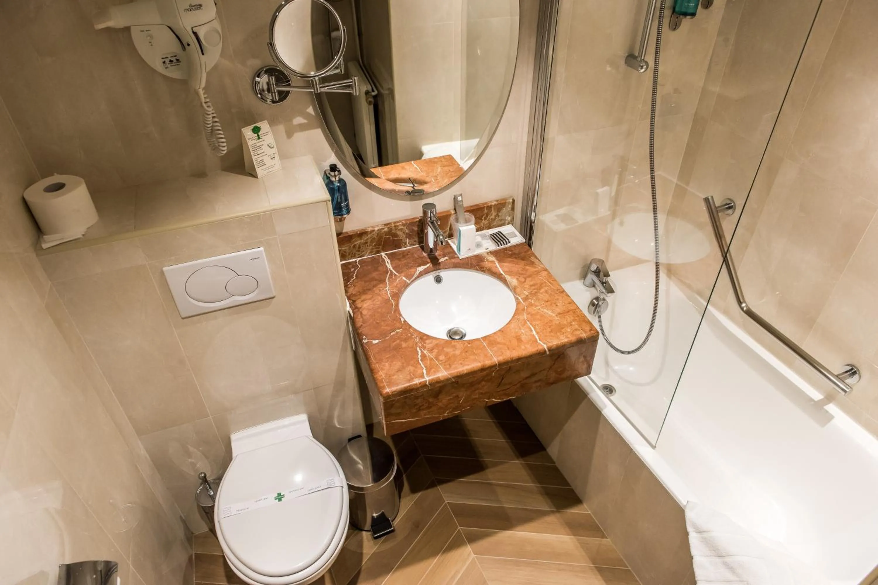 Bathroom in Hôtel Jardin Le Bréa