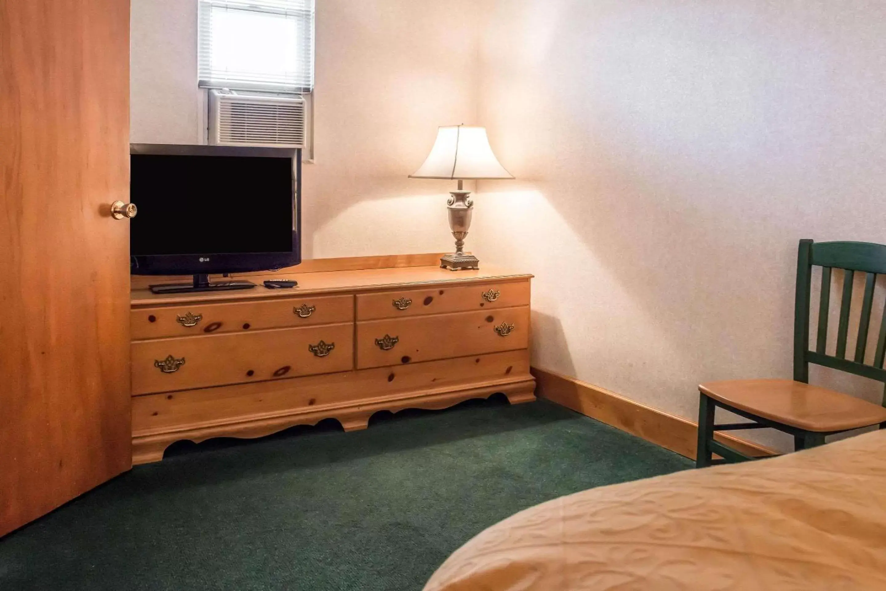 Photo of the whole room, TV/Entertainment Center in Quality Inn Pittsburgh Airport