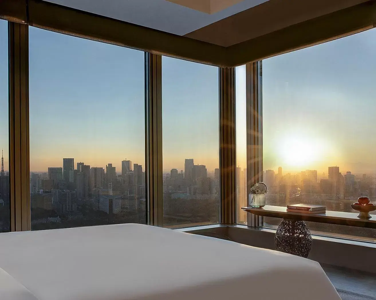 Bed, Sunrise/Sunset in Four Seasons Hotel Tokyo at Otemachi