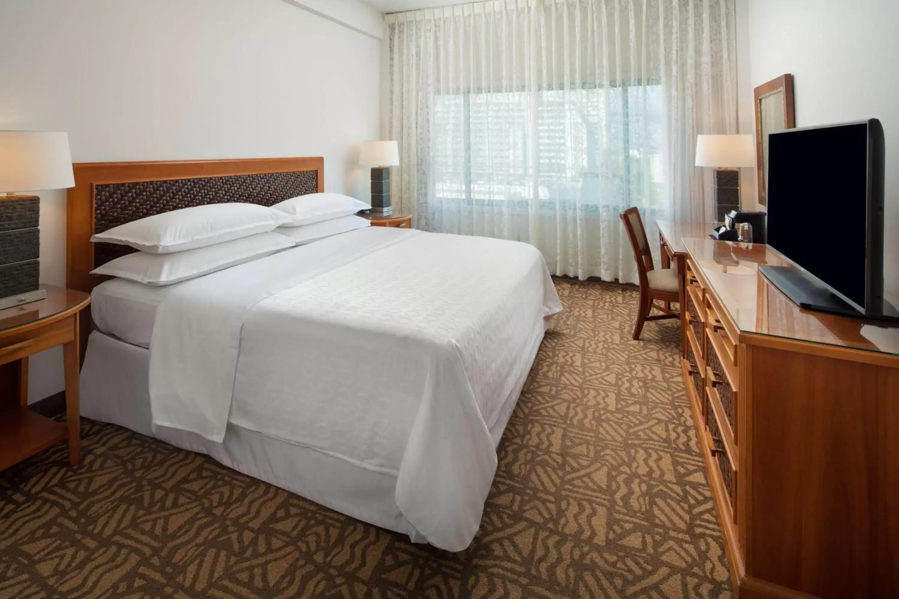 Photo of the whole room, Bed in Sheraton Princess Kaiulani