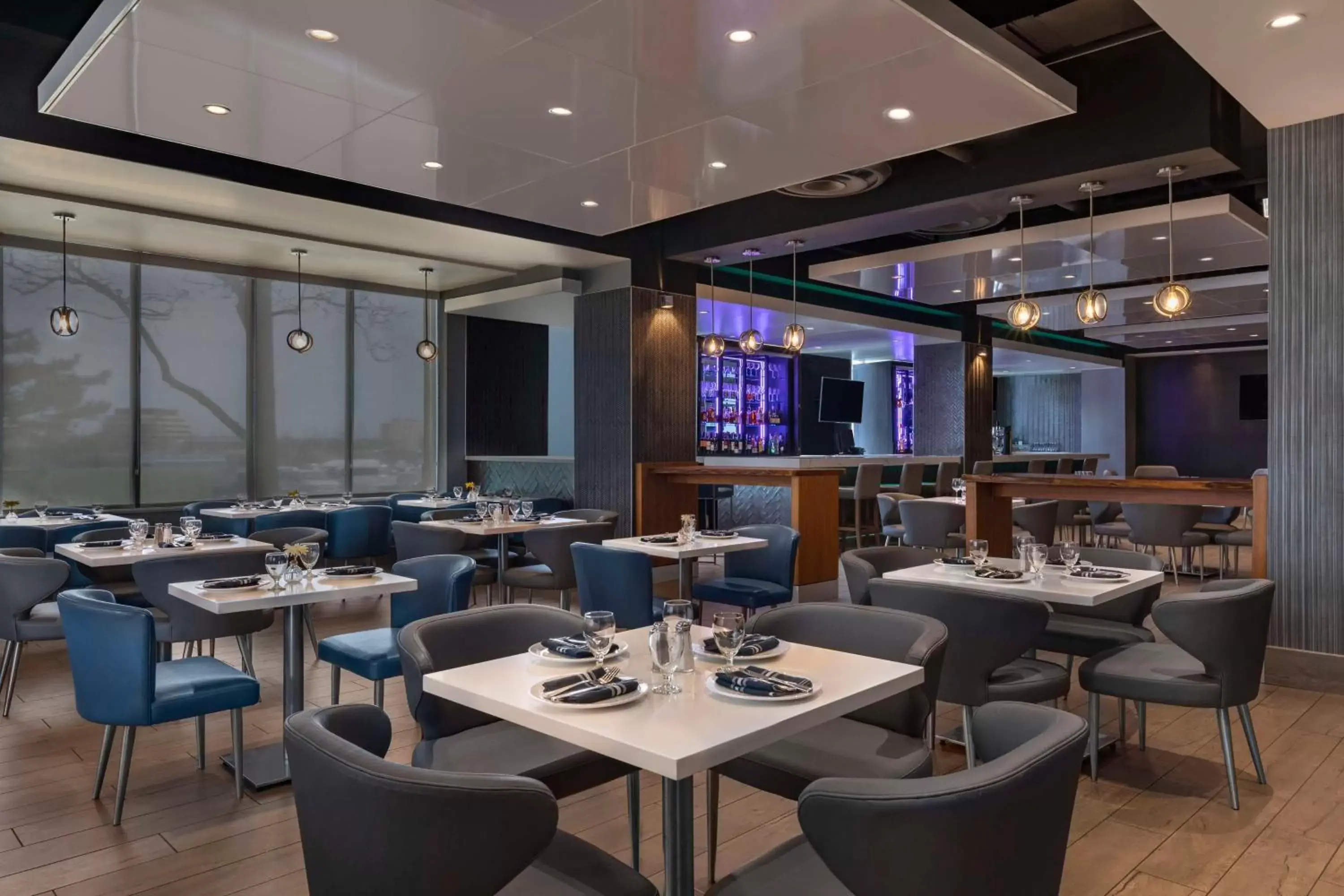 Lounge or bar, Restaurant/Places to Eat in Embassy Suites By Hilton Toronto Airport