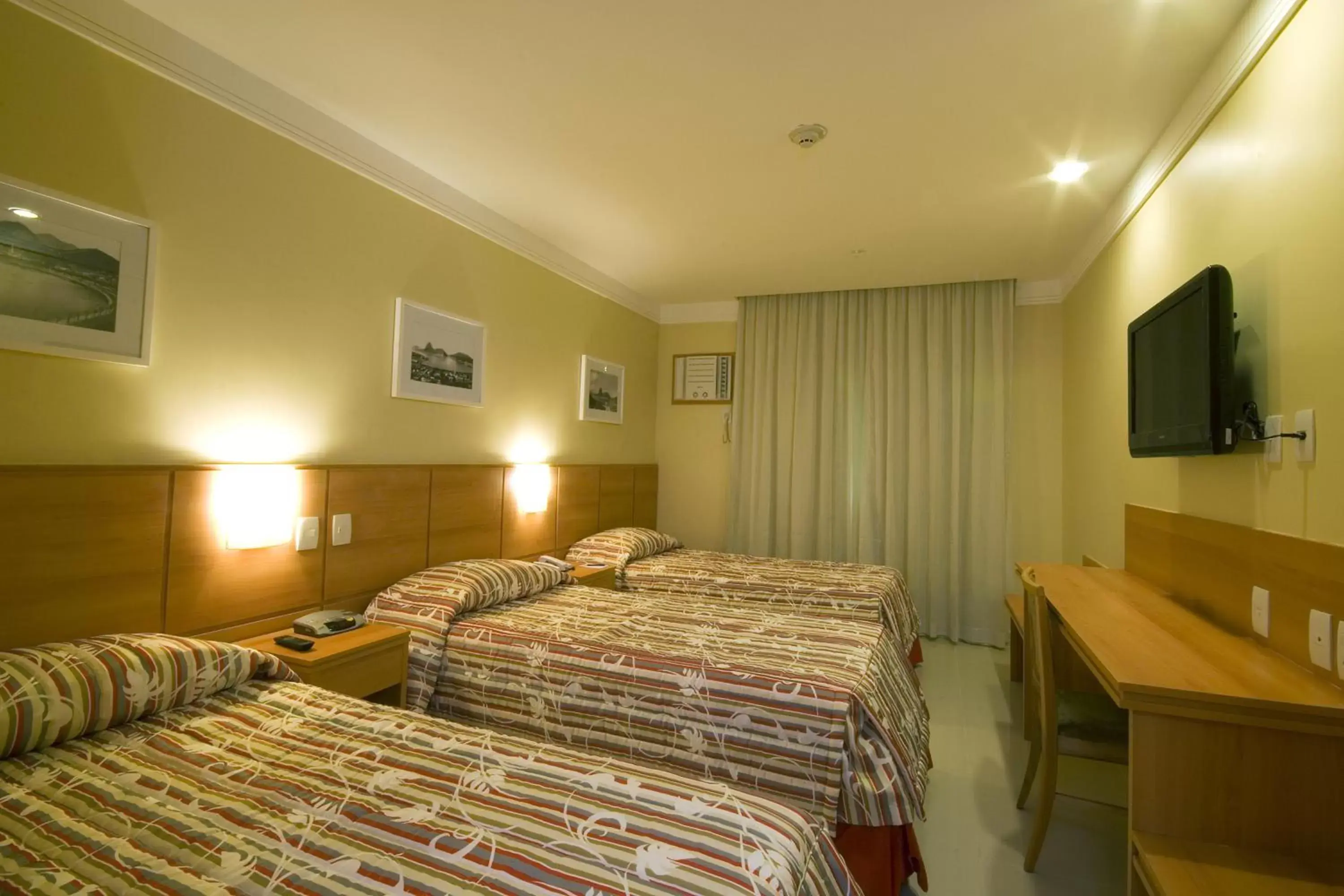 Photo of the whole room, Bed in Hotel Atlântico Business Centro