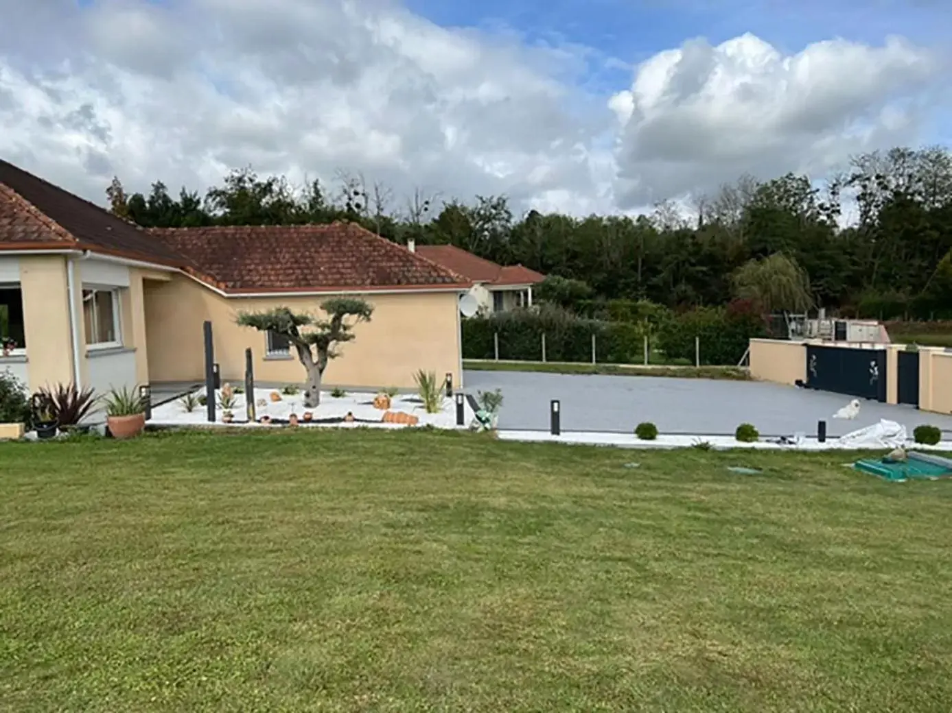 Inner courtyard view, Property Building in Chez Christiane Et Gerard