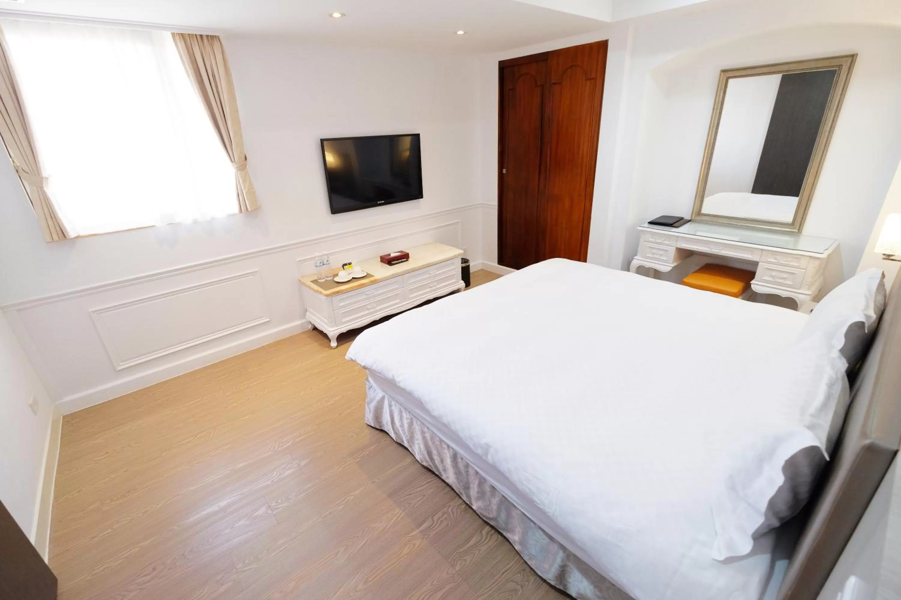 Bedroom, Bed in Dynasty Hotel