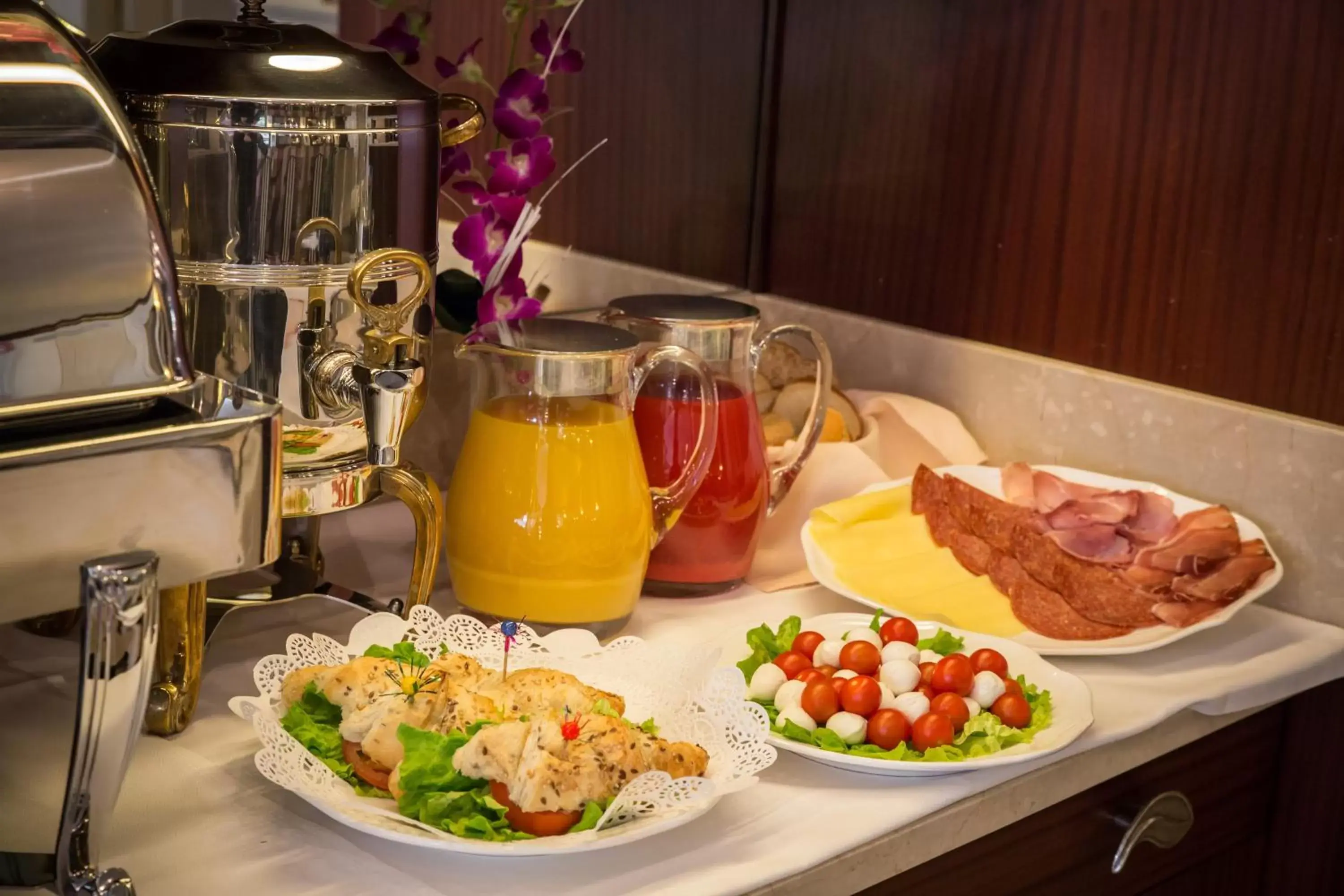 Food and drinks in Victoria Hotel Letterario Food and drinks in Victoria Hotel Letterario