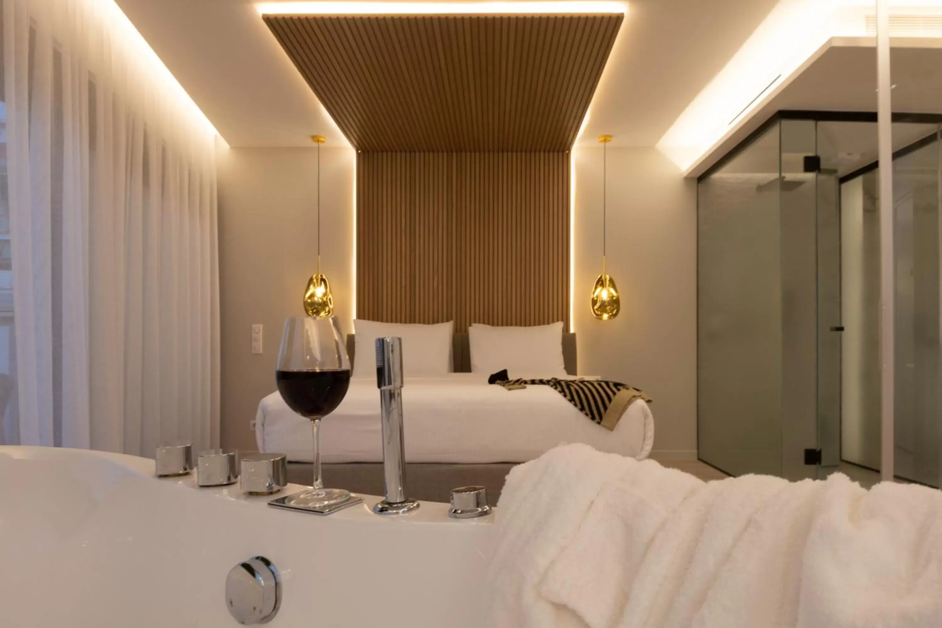 Shower, Bed in LUX&EASY Acropolis Suites