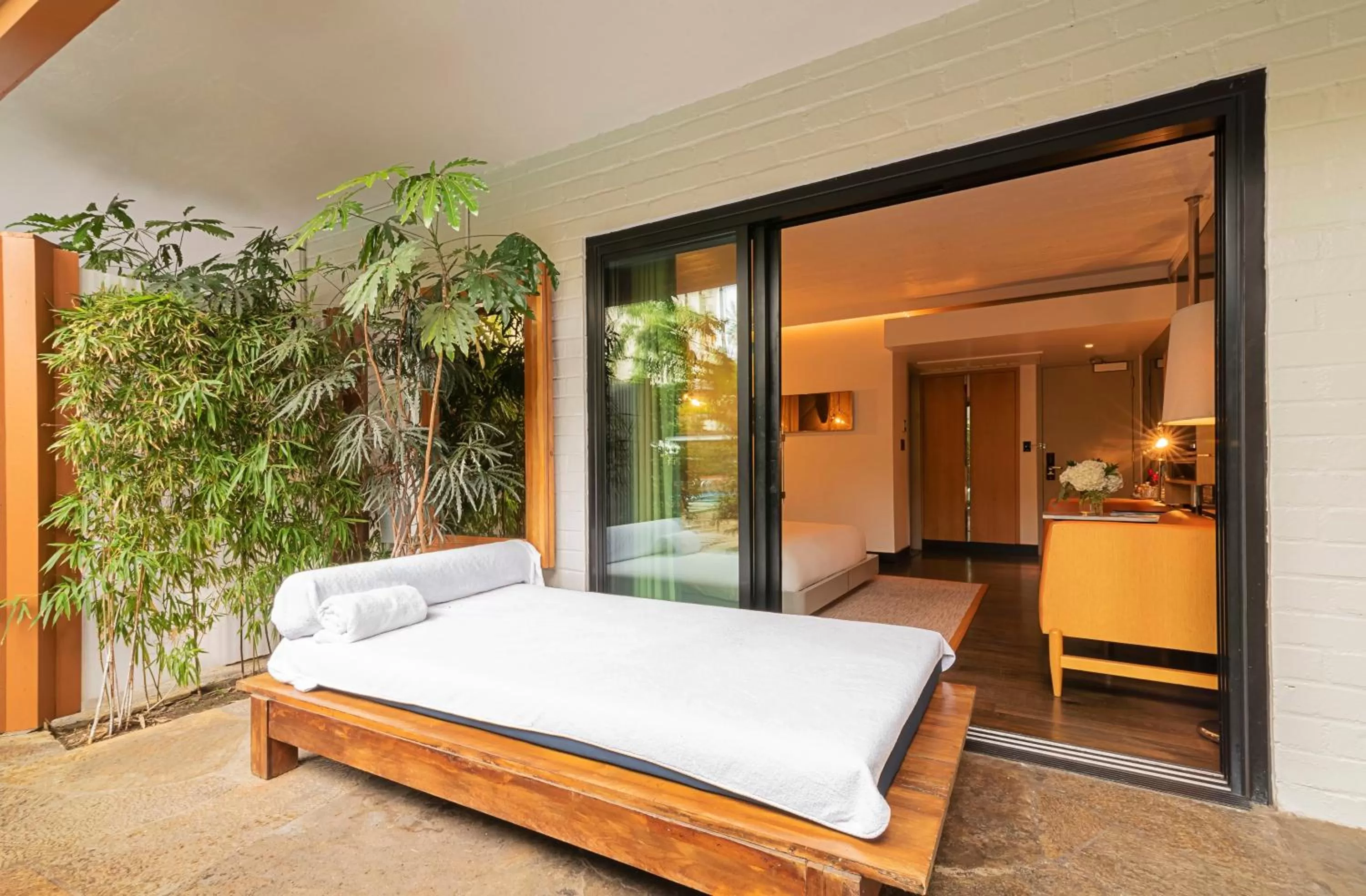 Photo of the whole room, Bed in The Hollywood Roosevelt