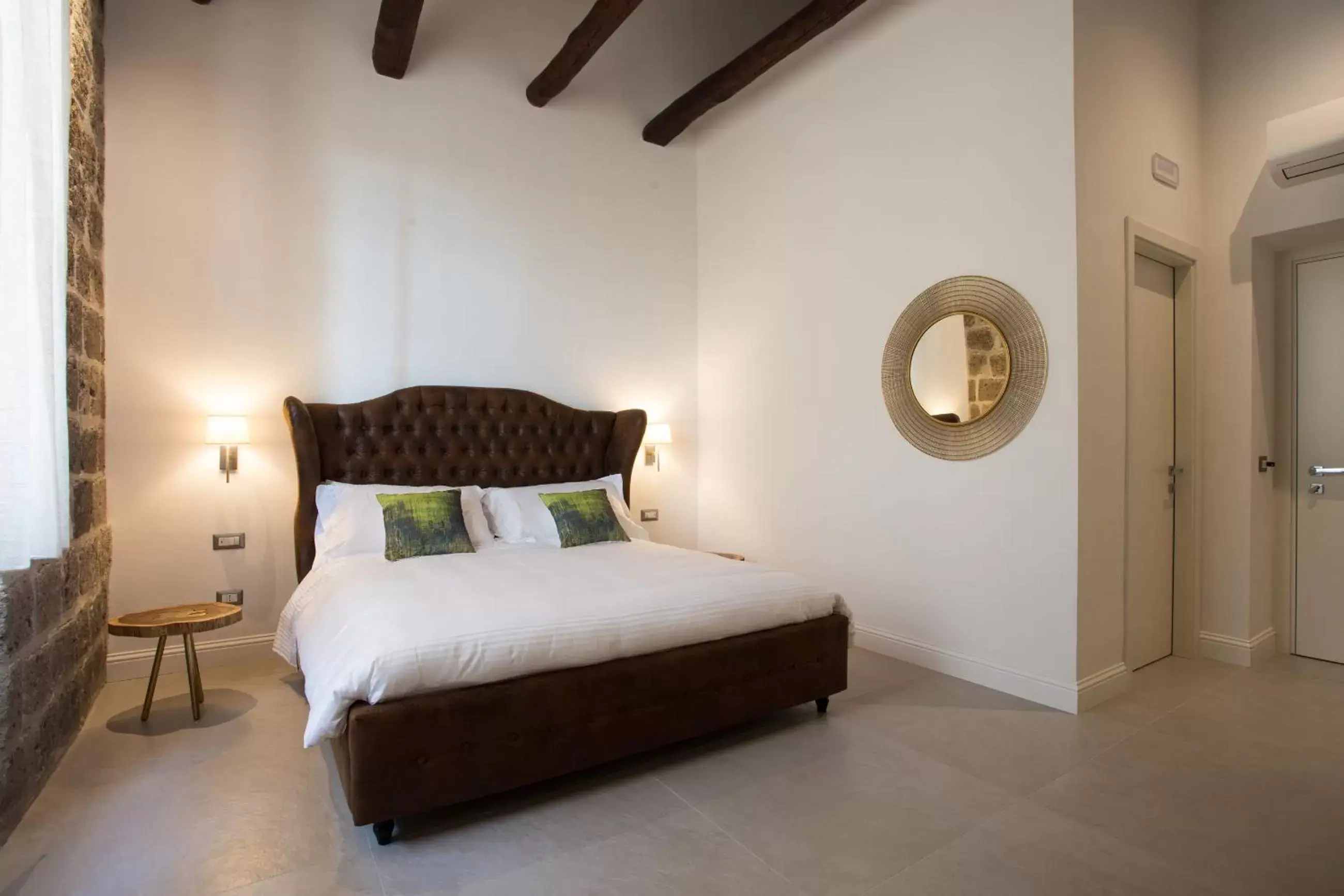 Photo of the whole room, Bed in La Chiaja art&relais