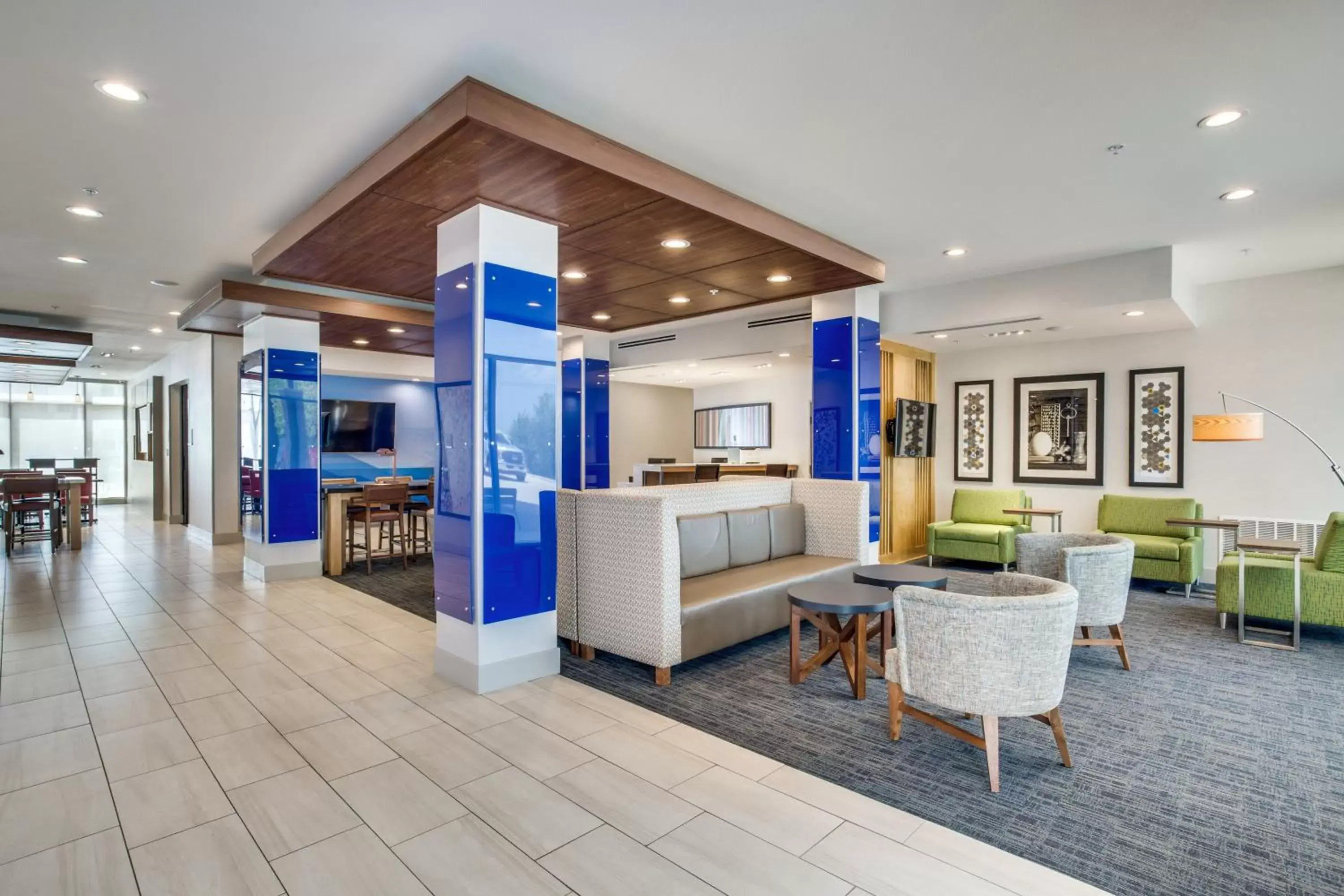 Lobby or reception in Holiday Inn Express & Suites - Denton South, an IHG Hotel