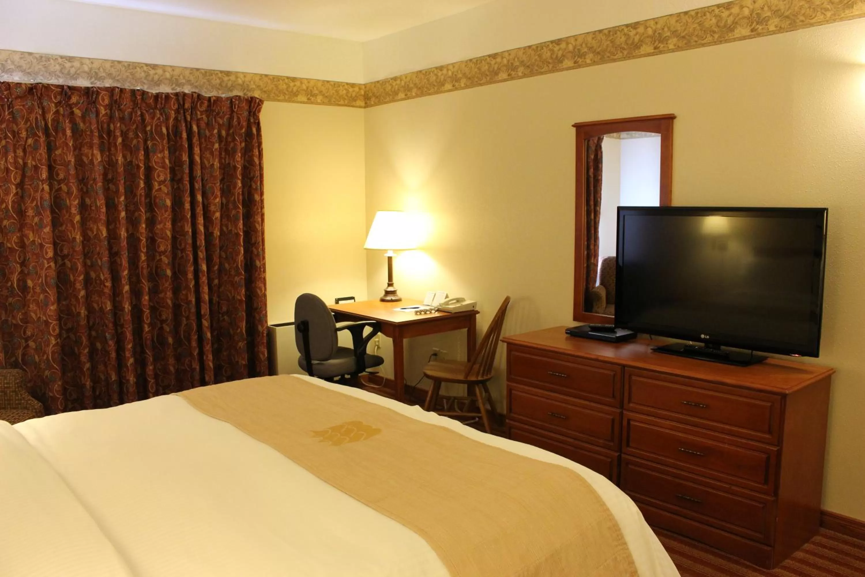 TV and multimedia, Bed in Coastal Inn Halifax - Bayers Lake