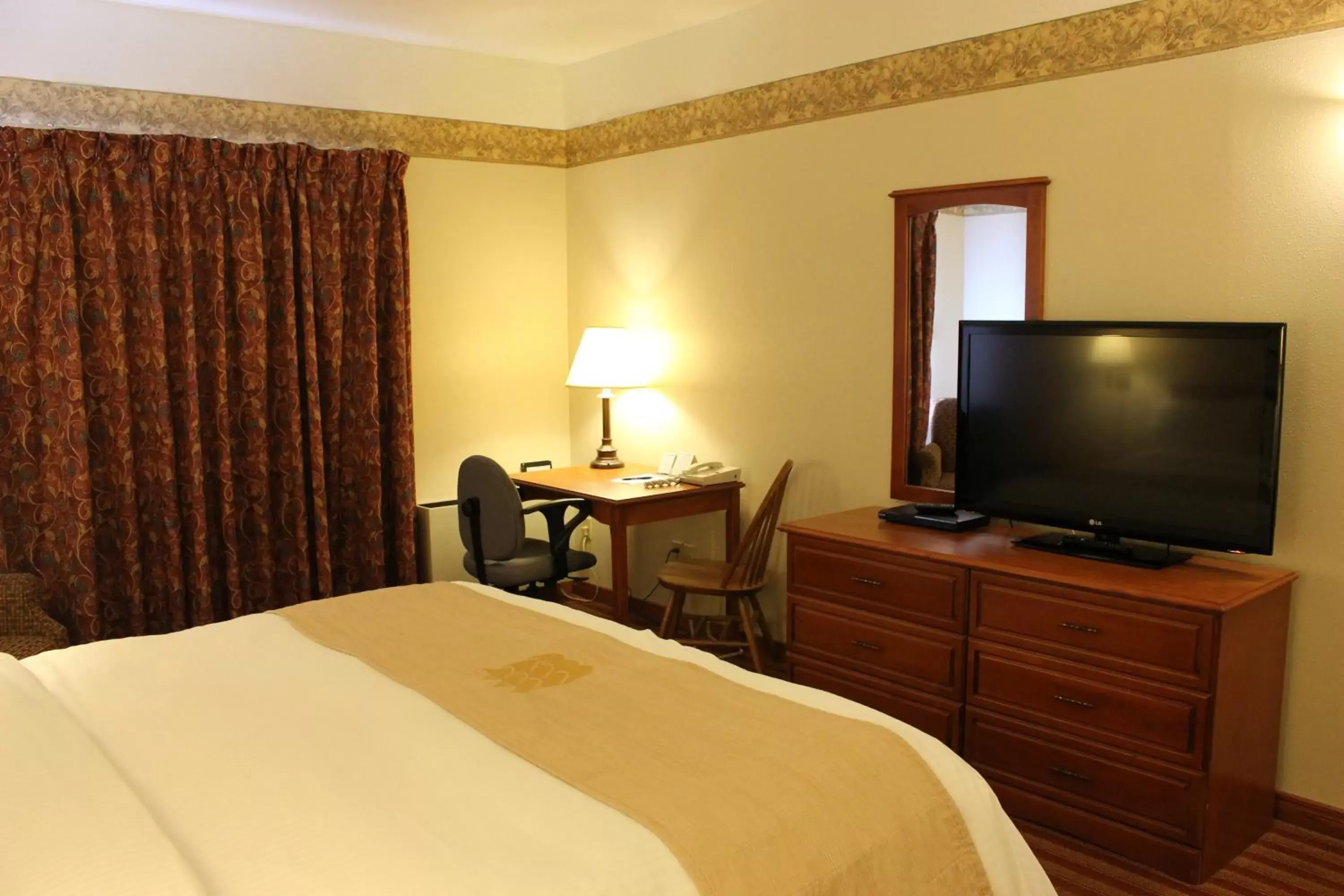 TV and multimedia, Bed in Coastal Inn Halifax - Bayers Lake TV and multimedia, Bed in Coastal Inn Halifax - Bayers Lake