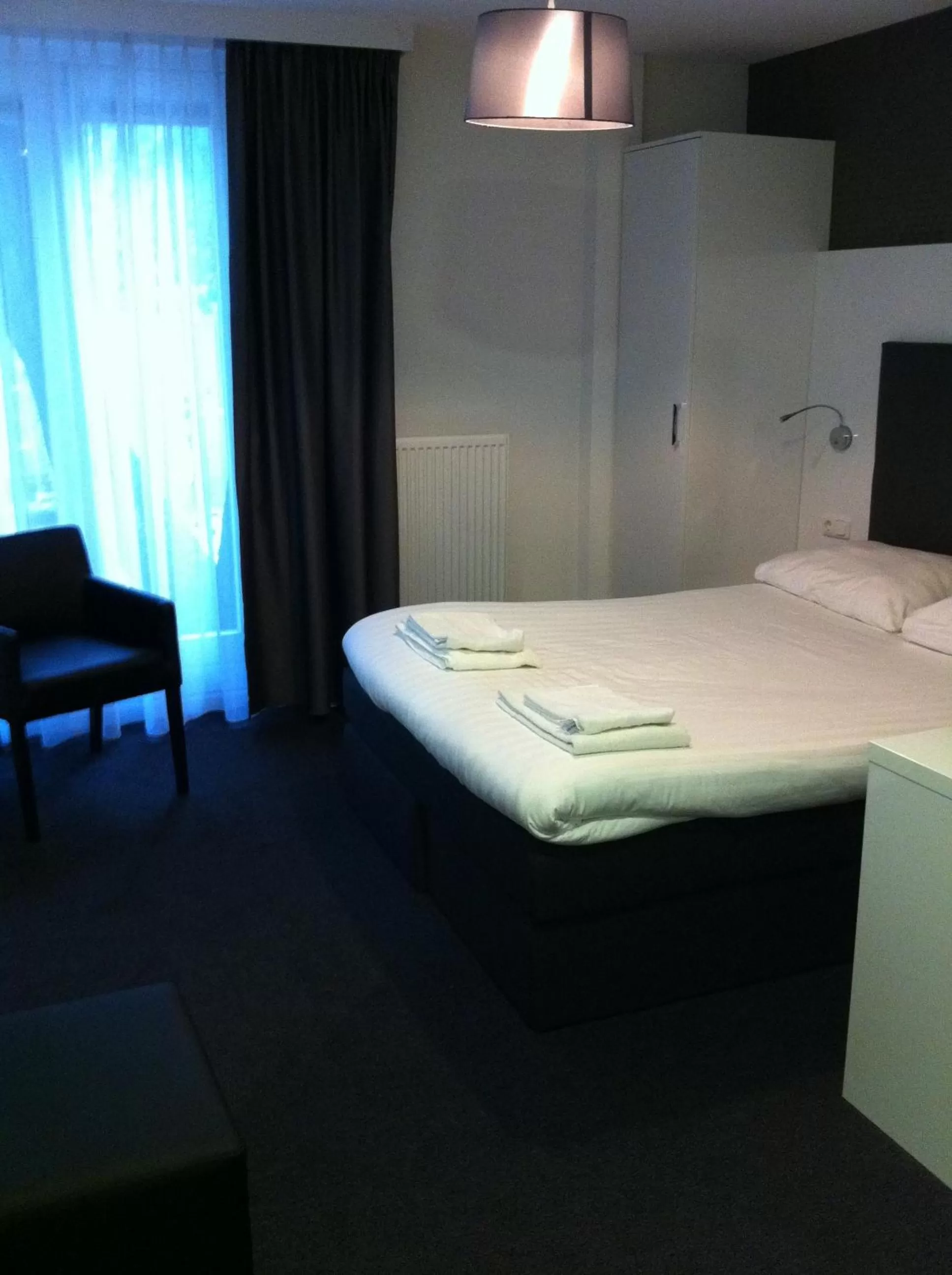 Photo of the whole room, Bed in Hotel Vossius Vondelpark