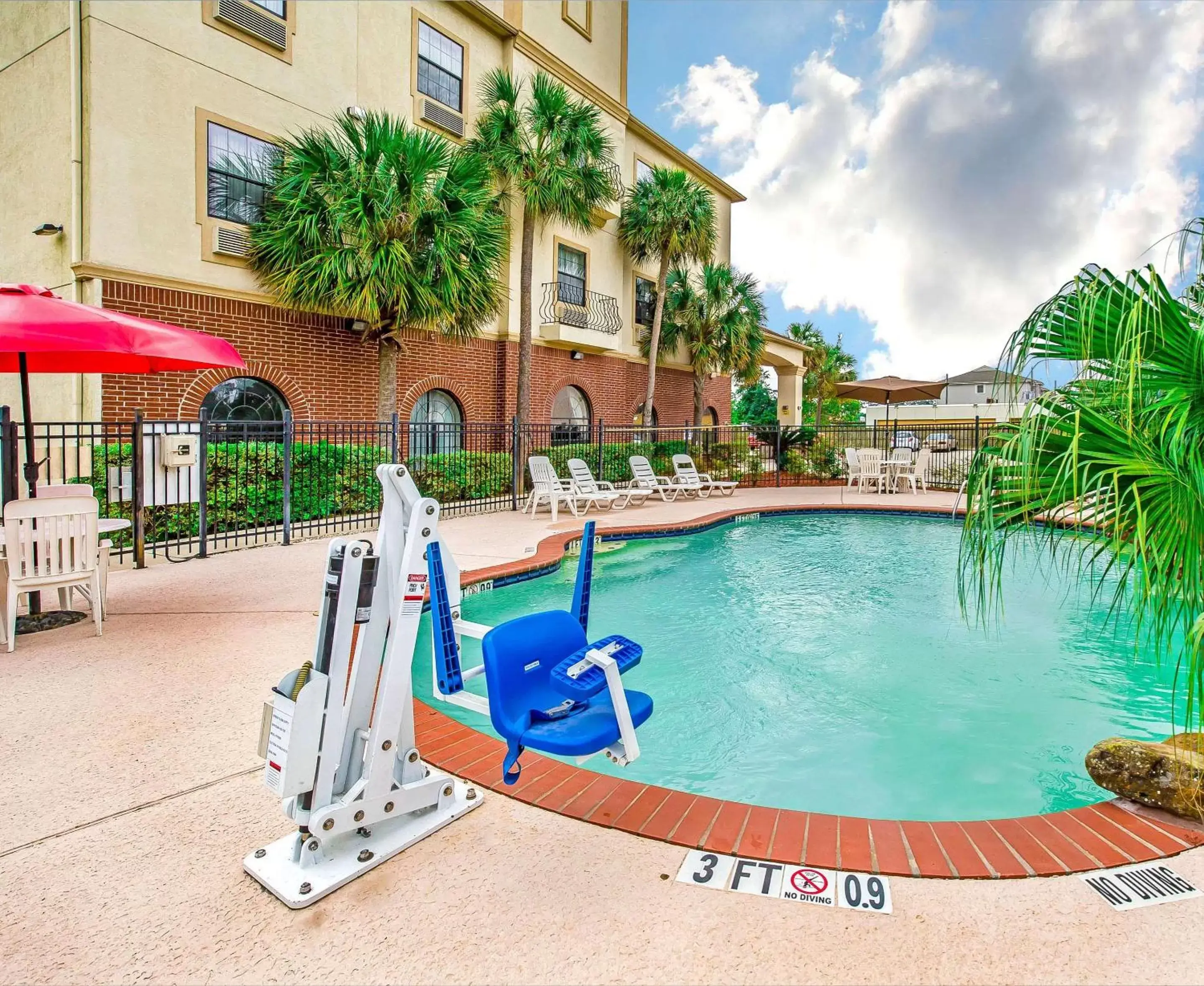 On site, Swimming Pool in Econo Lodge Inn & Suites Beaumont