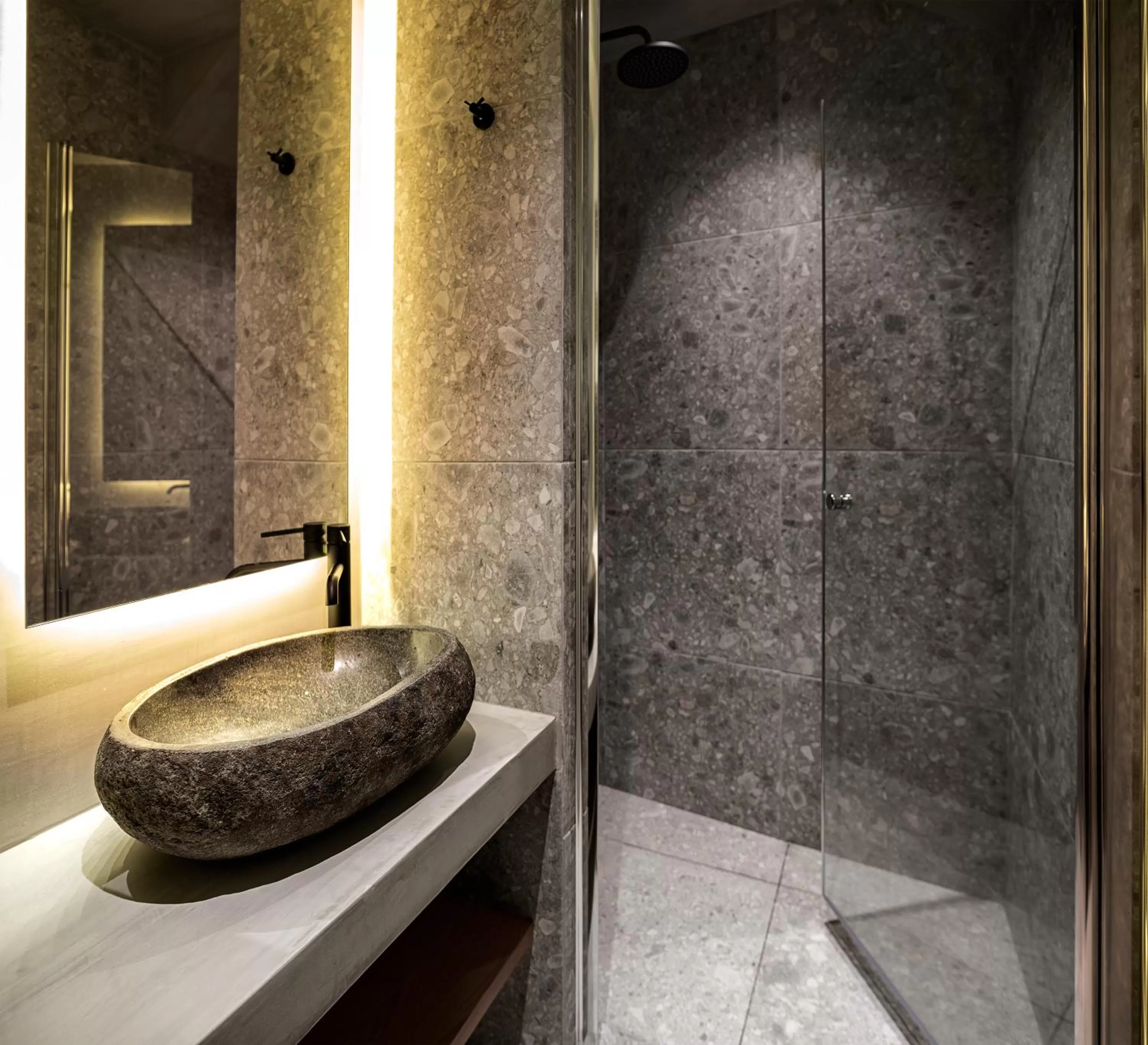 Bathroom in Bob W Athens Akadimia