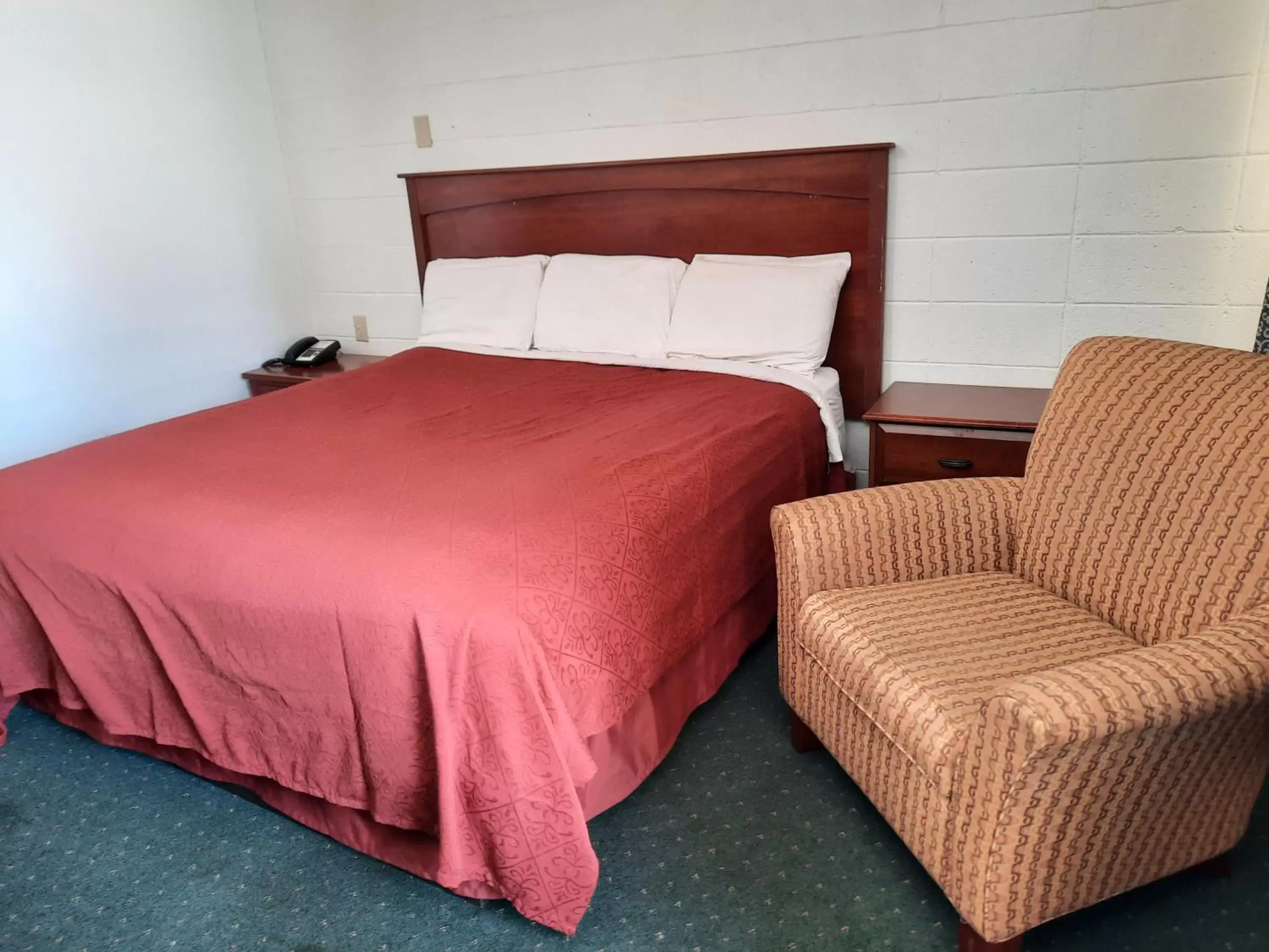Seating area, Bed in Motel Reedsburg