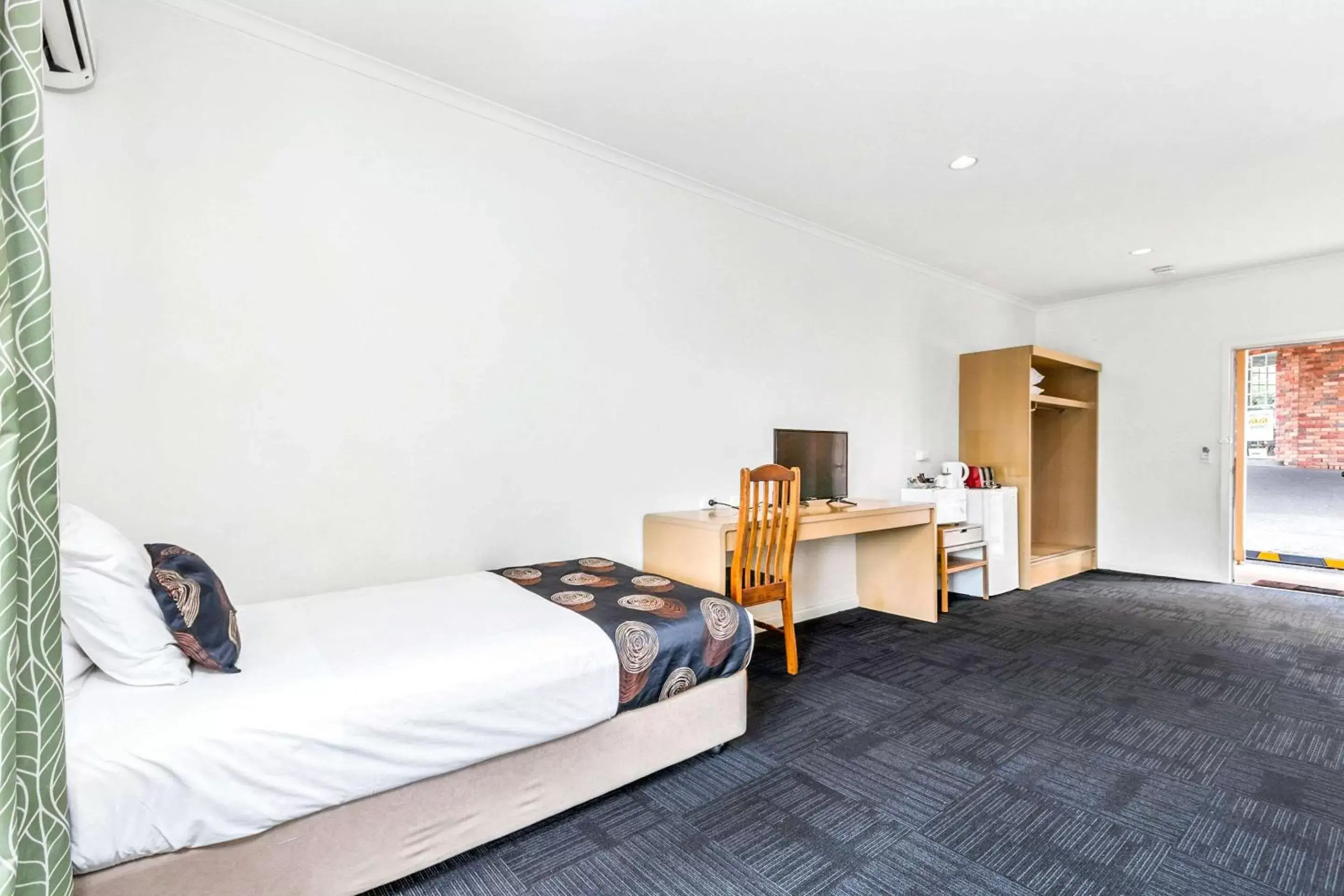 Photo of the whole room, Bed in Comfort Inn Greensborough
