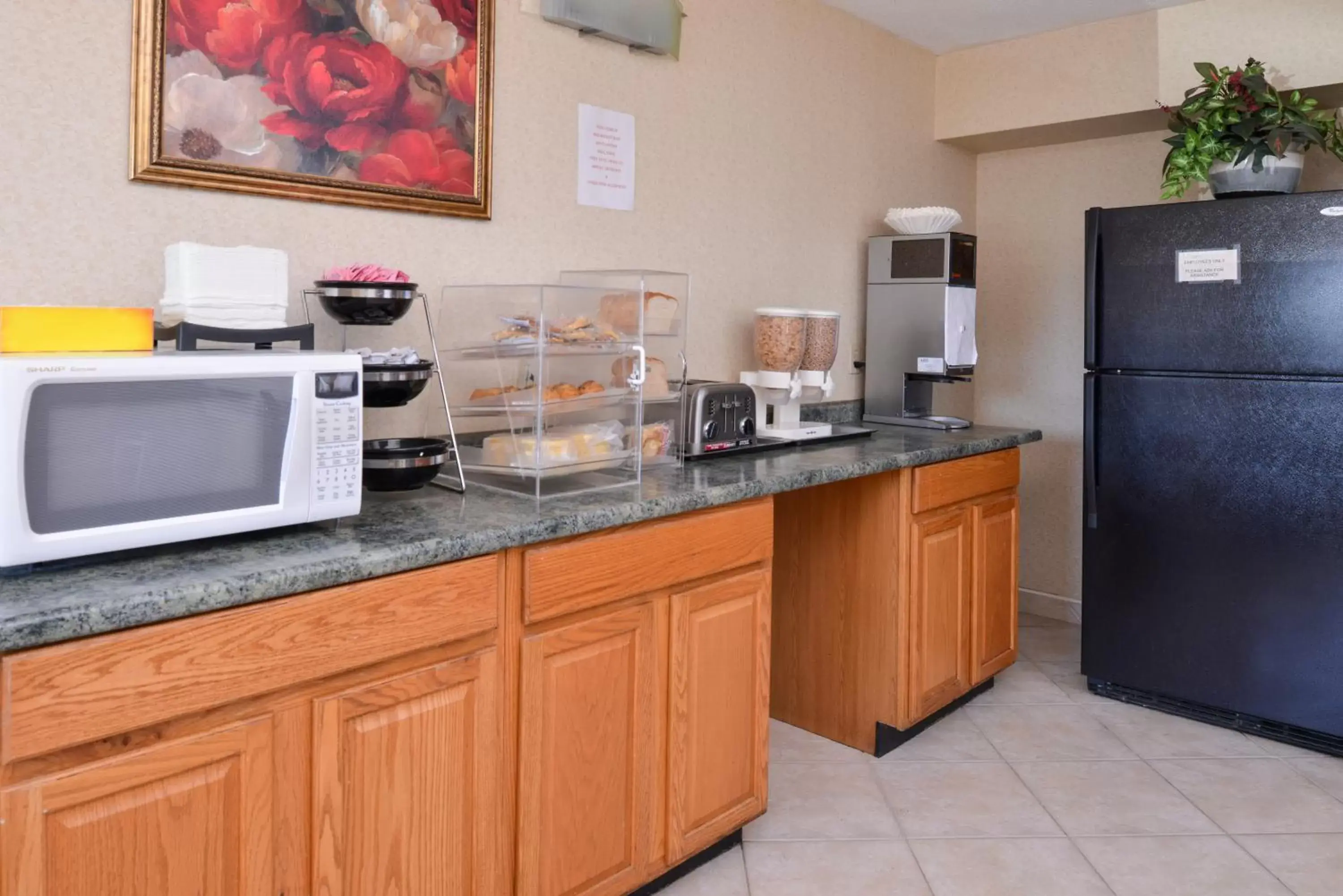 Continental breakfast in Americas Best Value Inn-Pittsburgh Airport Continental breakfast in Americas Best Value Inn-Pittsburgh Airport