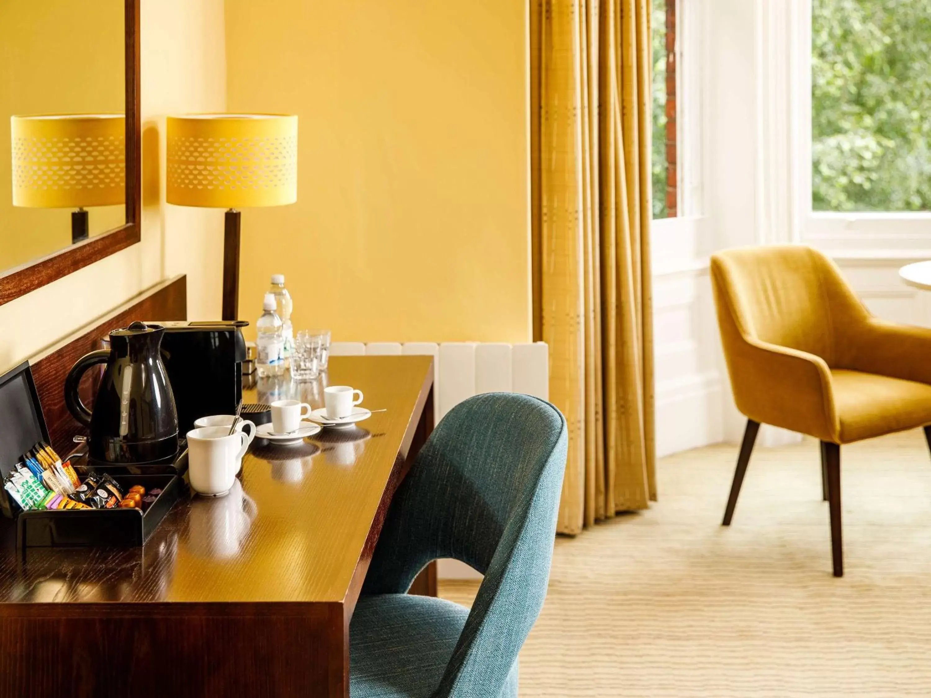 Bedroom, Seating Area in Mercure Hull Grange Park Hotel