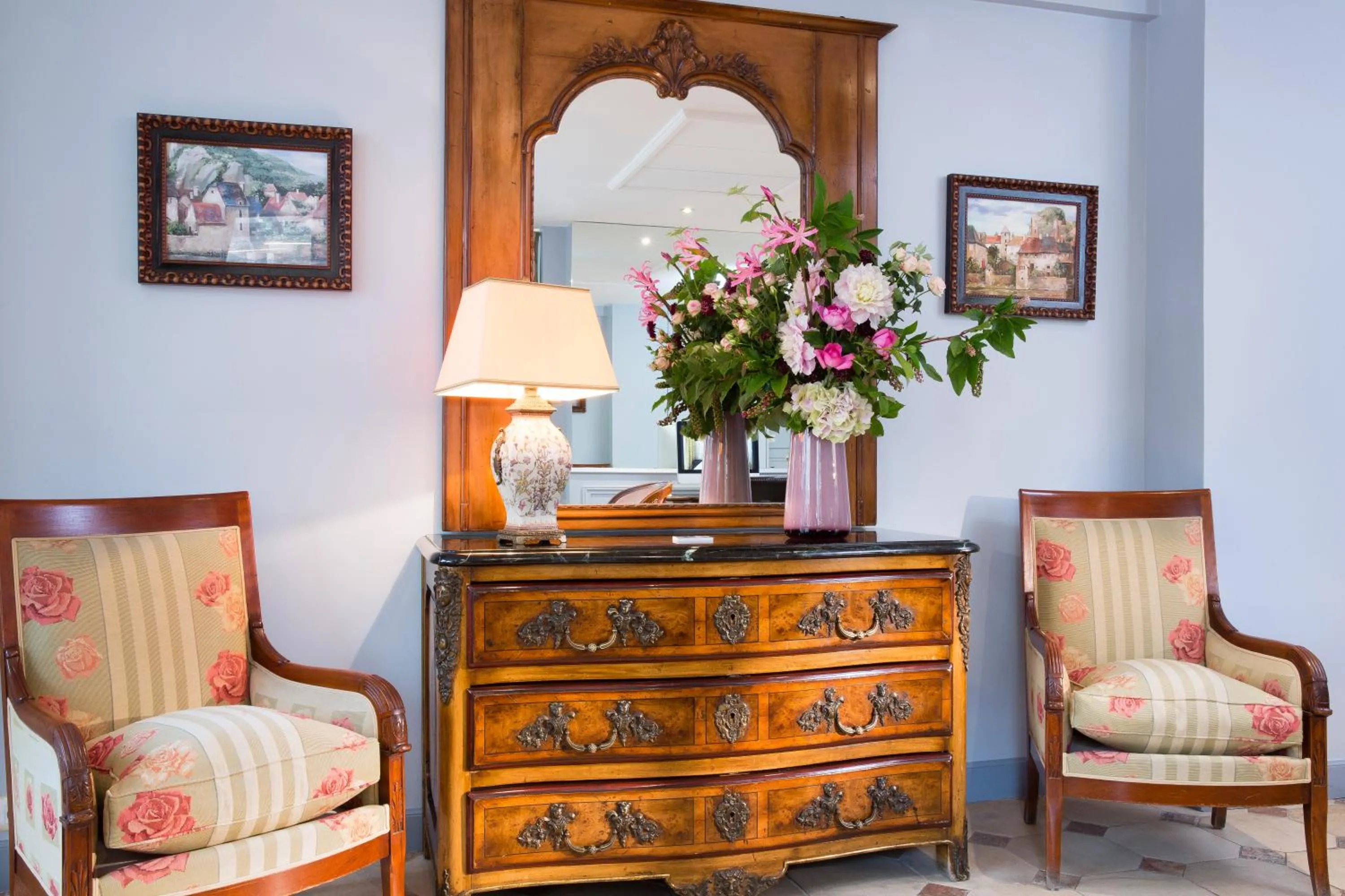 Facade/entrance in Le Relais Saint Honoré