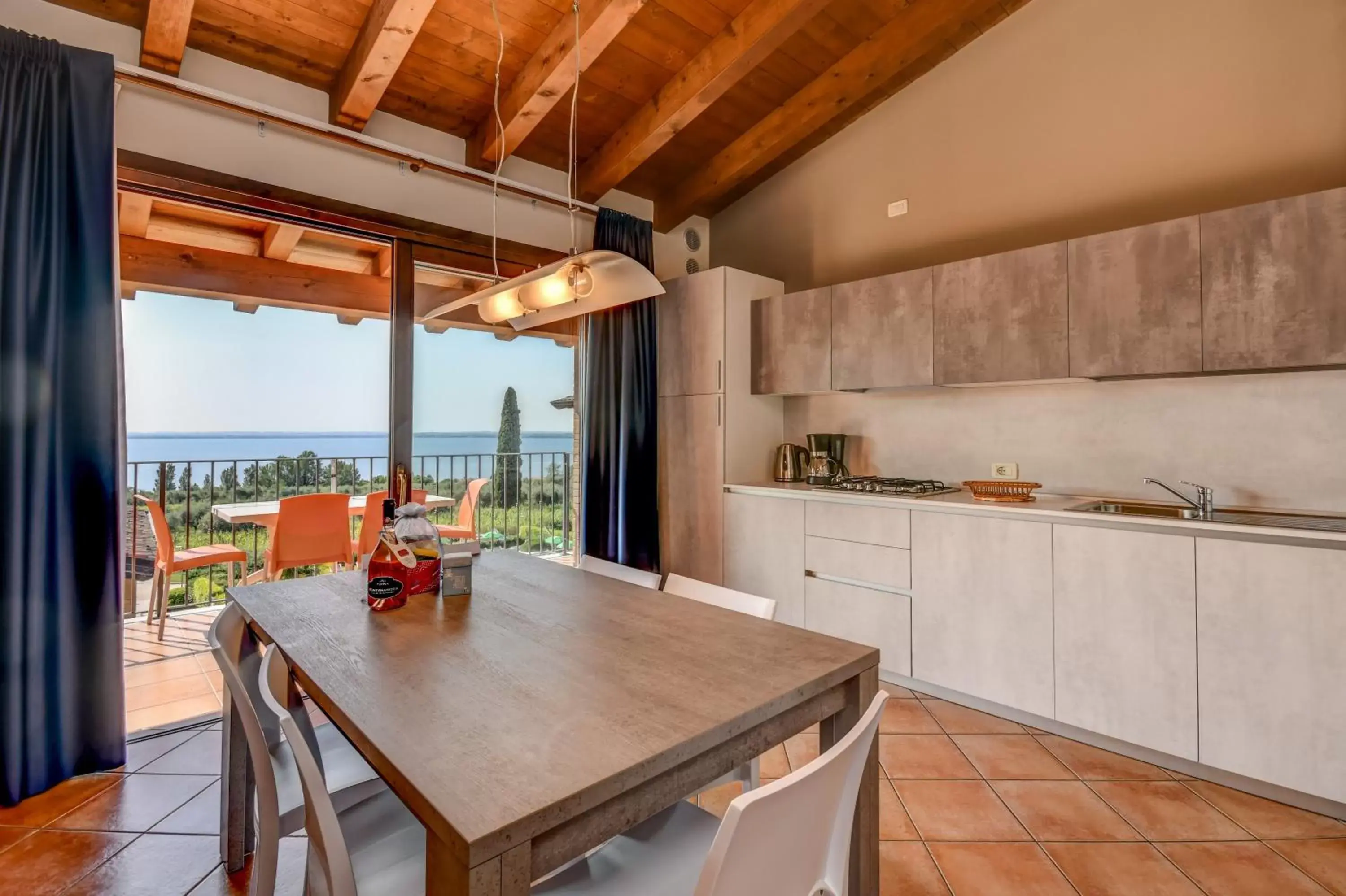 Balcony/Terrace, Kitchen/Kitchenette in Residence Corte Ferrari -Ciao Vacanze-