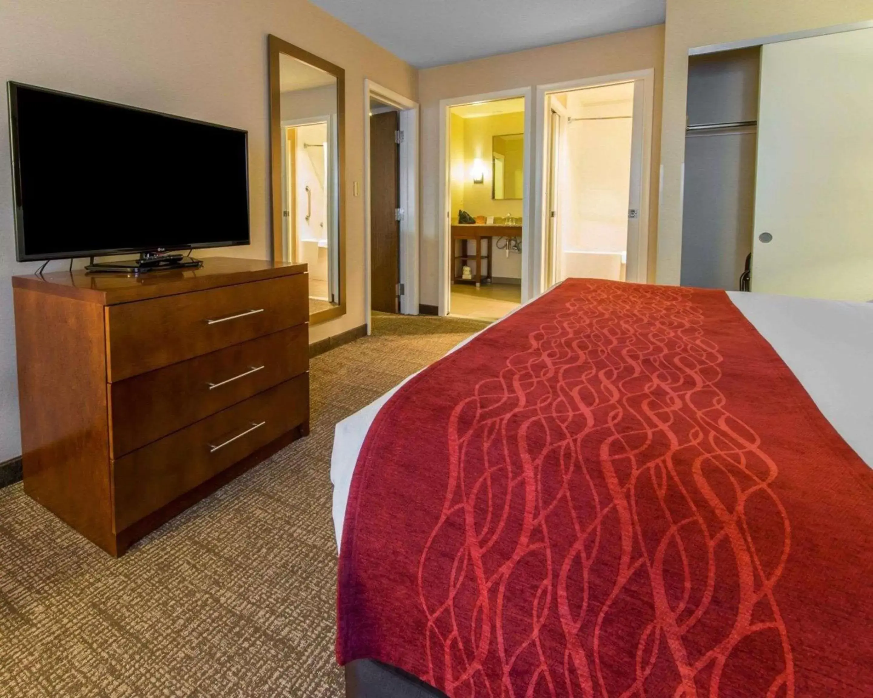 Photo of the whole room, TV/Entertainment Center in Comfort Inn & Suites Erie