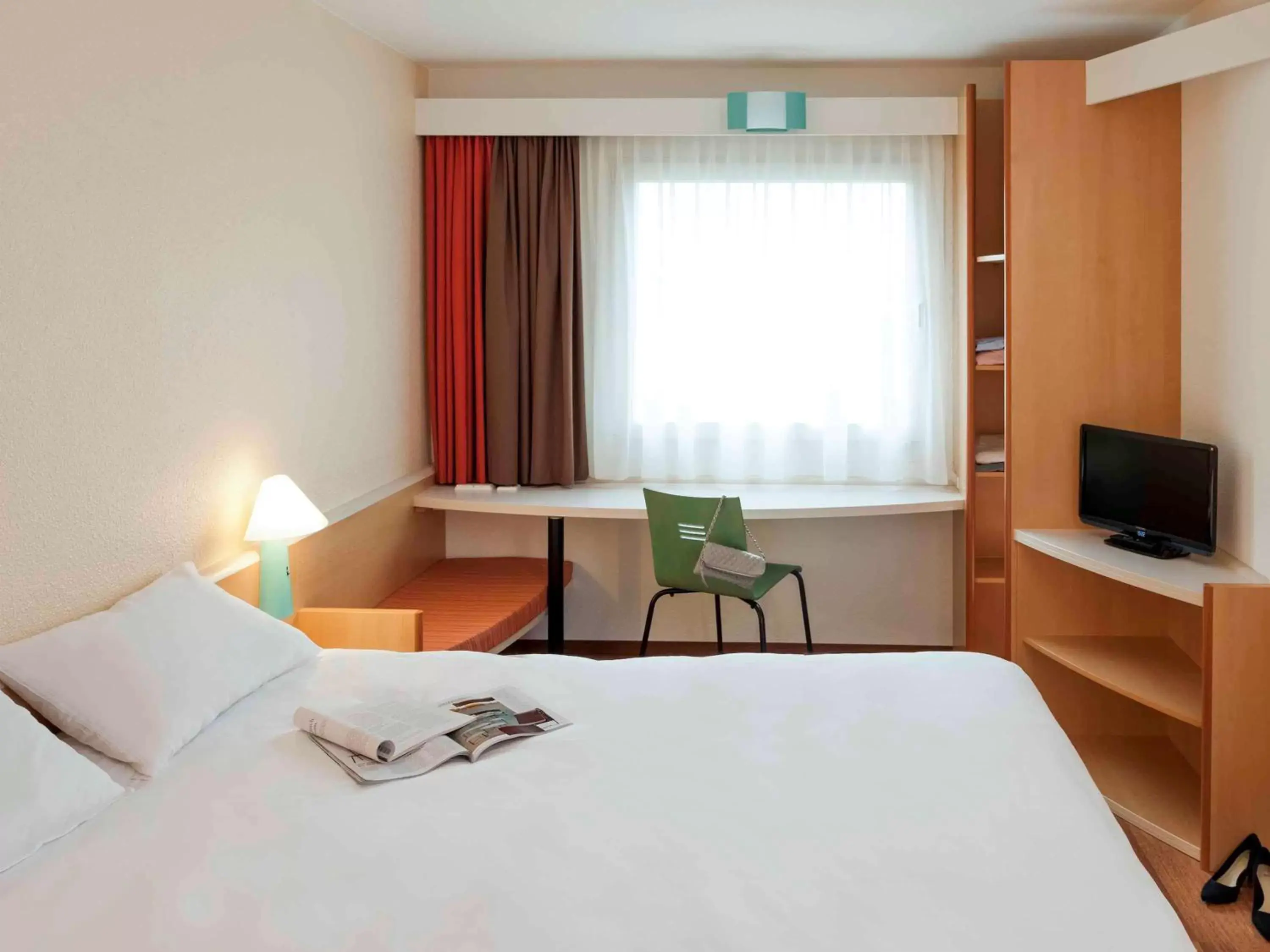 Photo of the whole room, Bed in ibis Berlin City Potsdamer Platz
