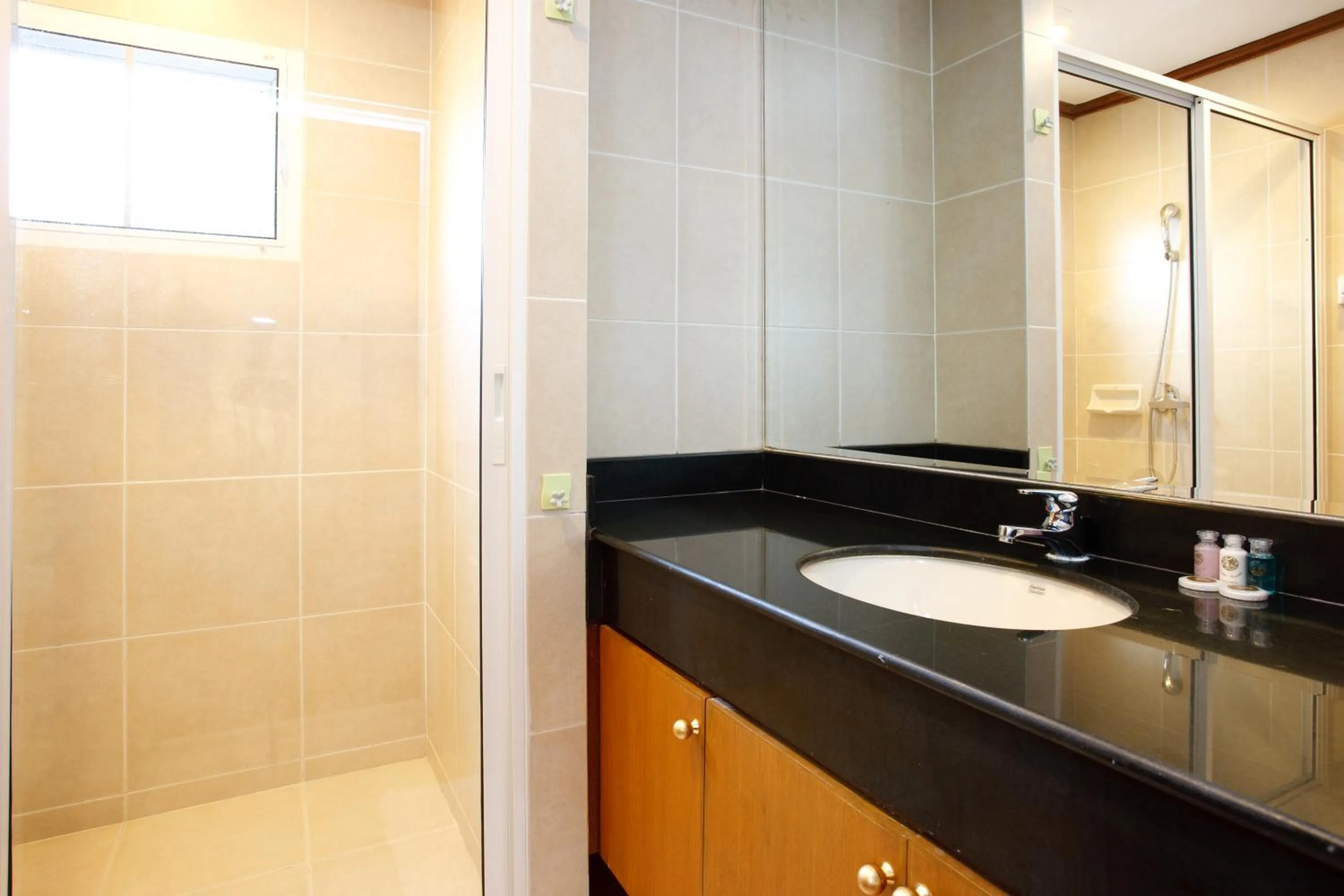 Shower in Chaidee Mansion