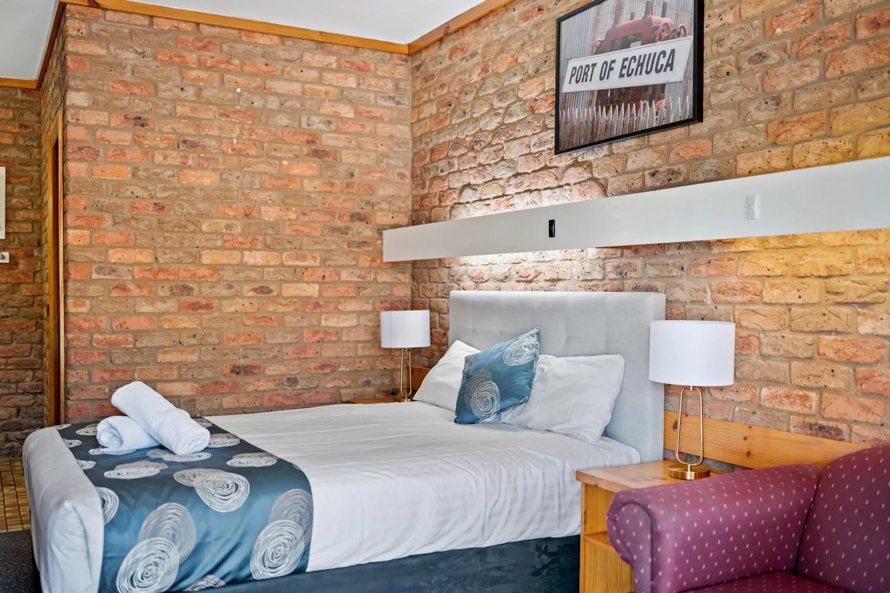 Bedroom, Bed in The Settlement Historic Hotel