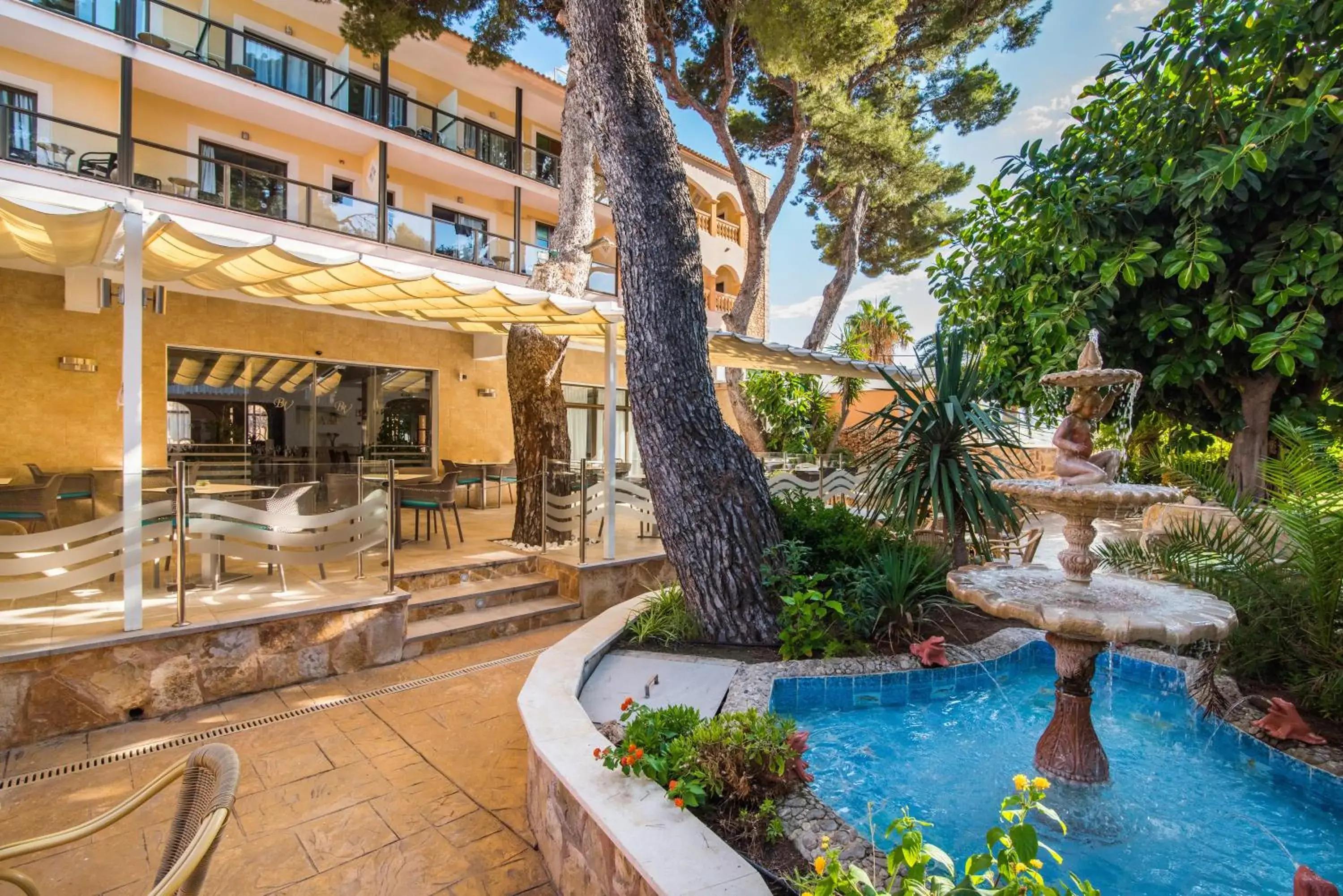 Patio, Swimming Pool in Hotel Baviera