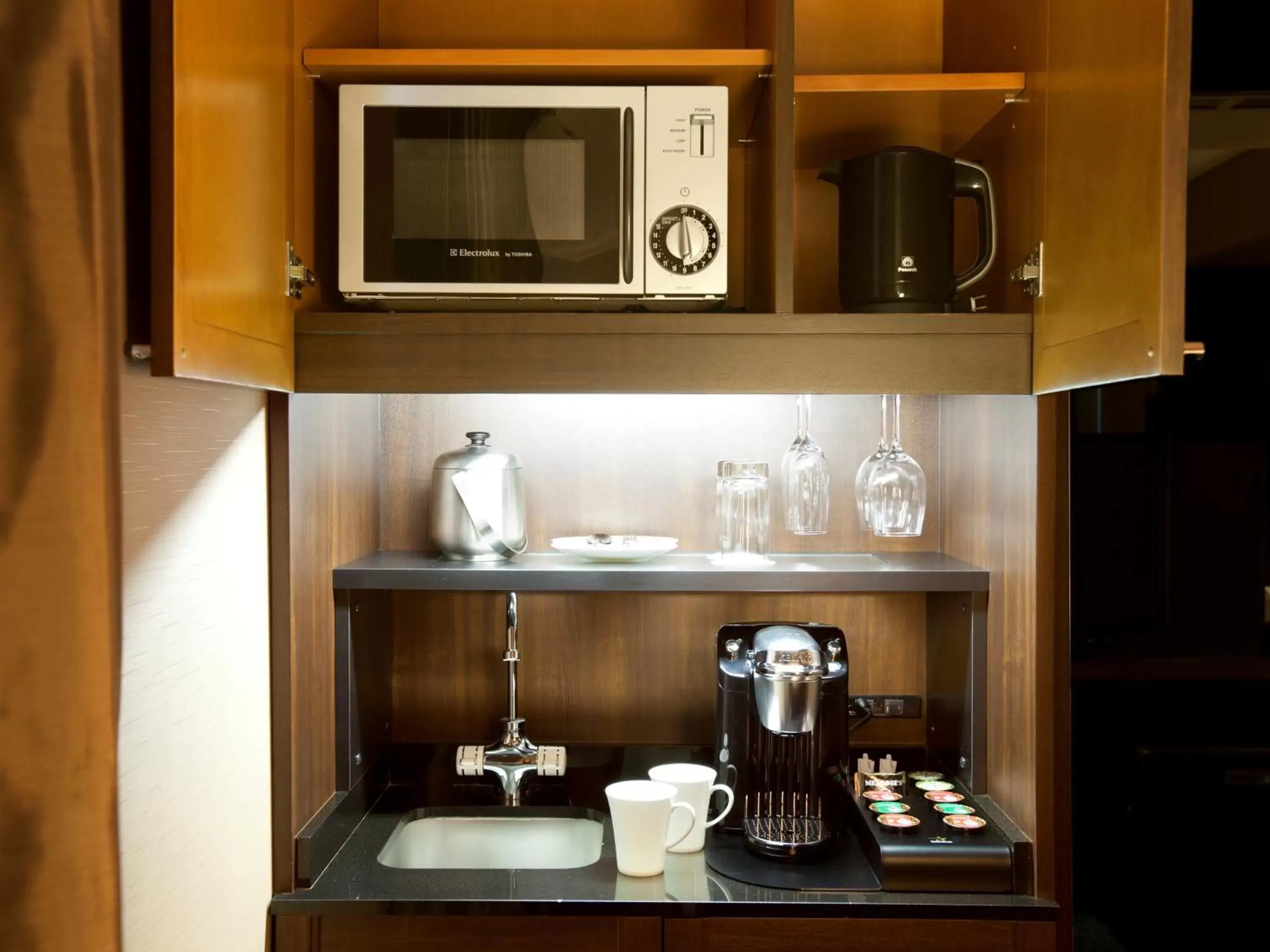 Kitchen or kitchenette, Coffee/Tea Facilities in Royal Park Hotel The Shiodome, Tokyo